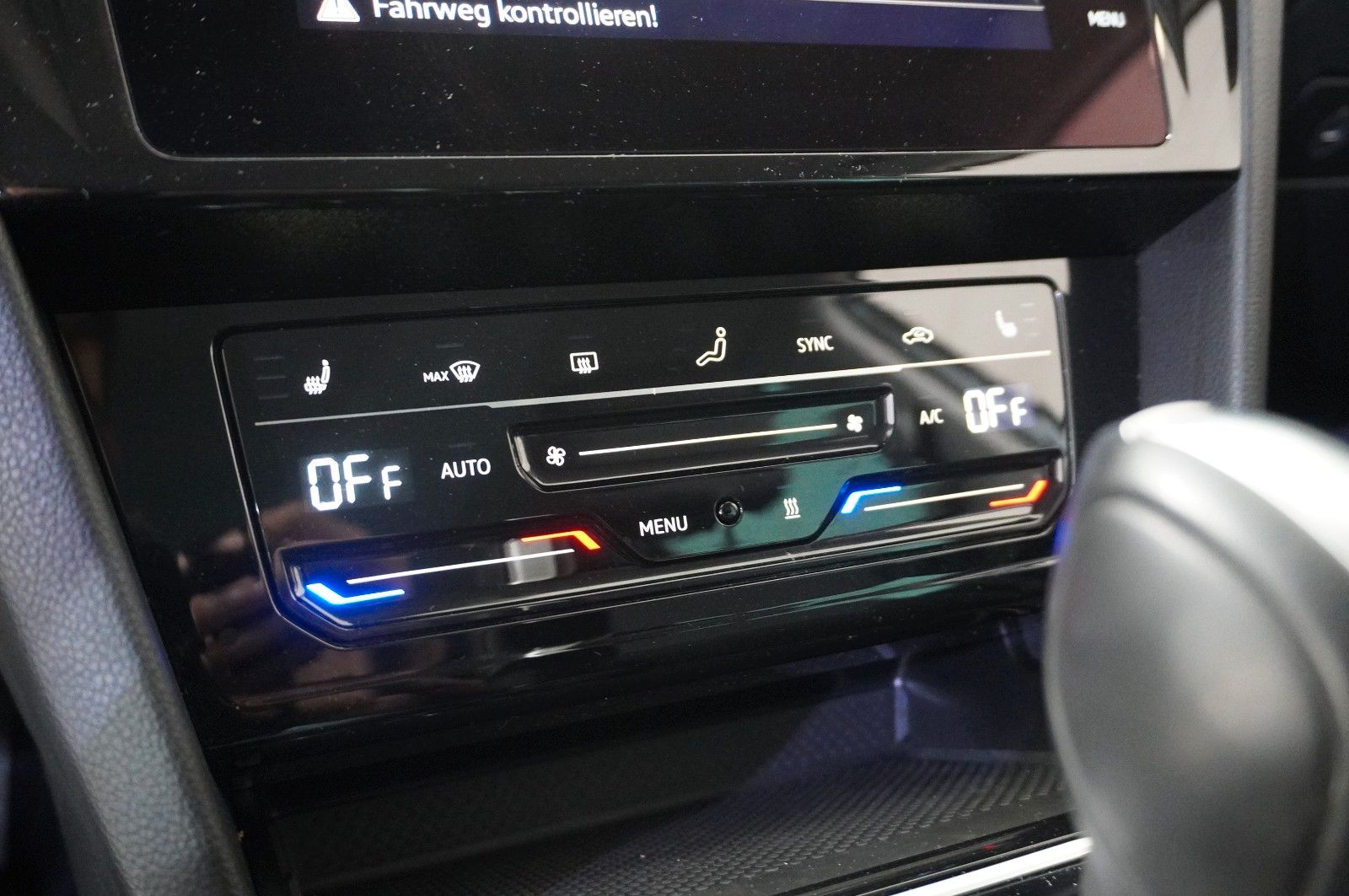 Fahrzeugabbildung Volkswagen Passat VARI. 2.0D R-LINE 4M NAVI/LED/KAMERA/AHK