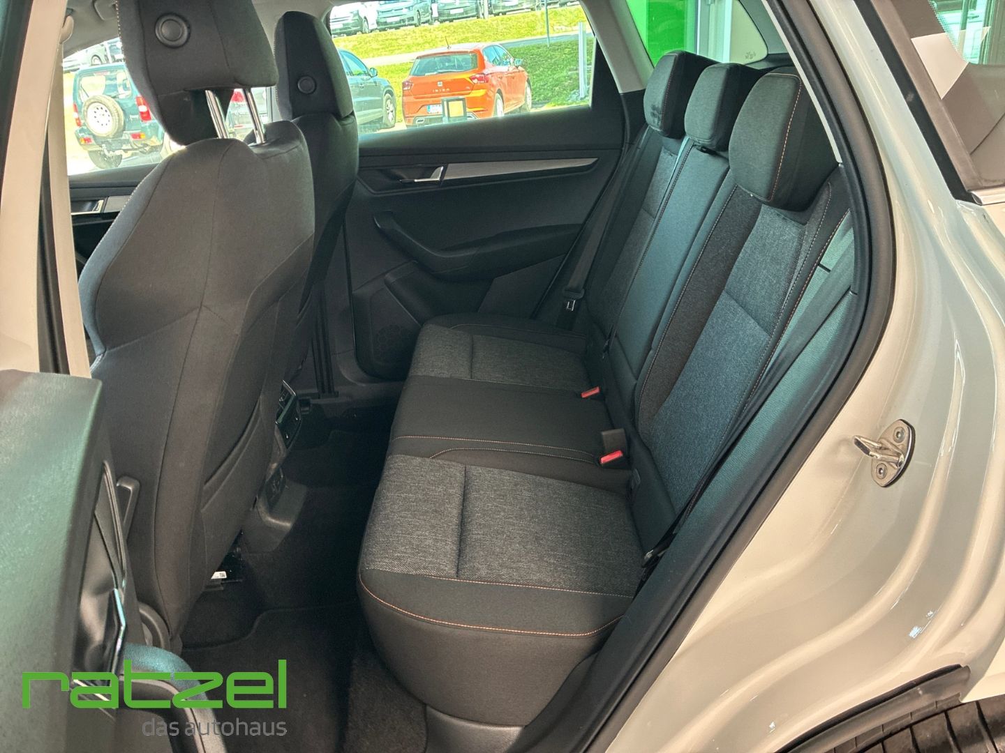 Fahrzeugabbildung SKODA Karoq 1.5 TSI Clever Ambition Navi LED ACC RFK D