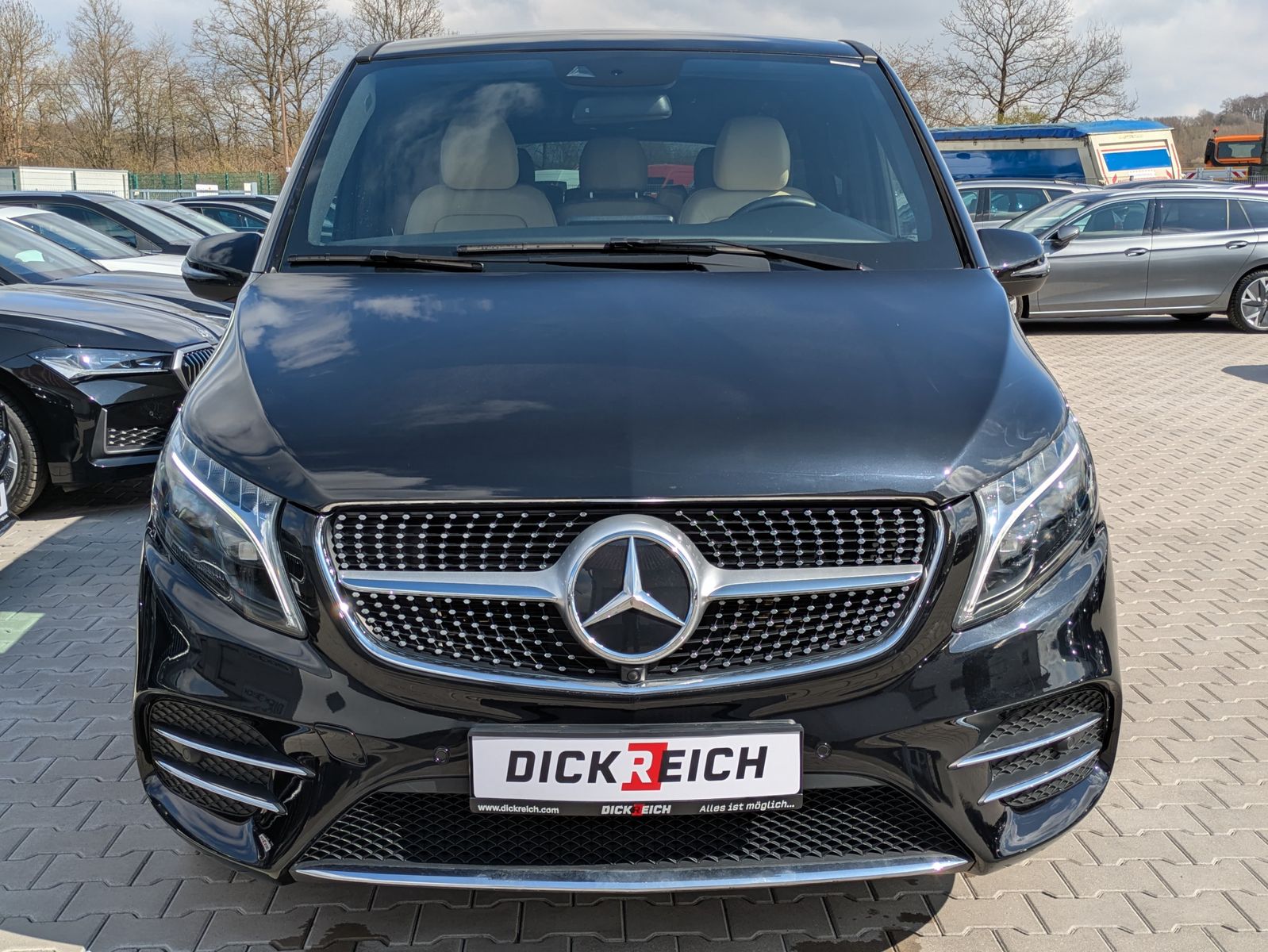 Fahrzeugabbildung Mercedes-Benz V 300 d AVANTGARDE 4MATIC lang AMG*PANO*LED*DIST
