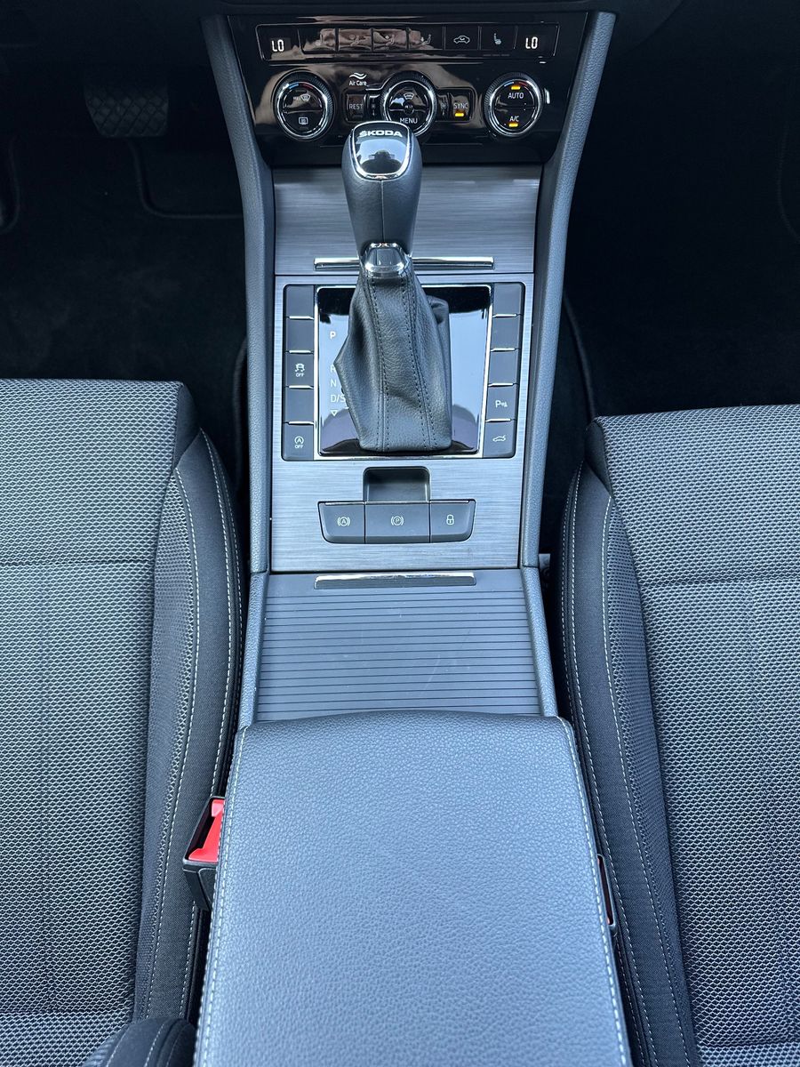 Fahrzeugabbildung SKODA Superb Combi 2.0 TDI DSG Style NAV+LED