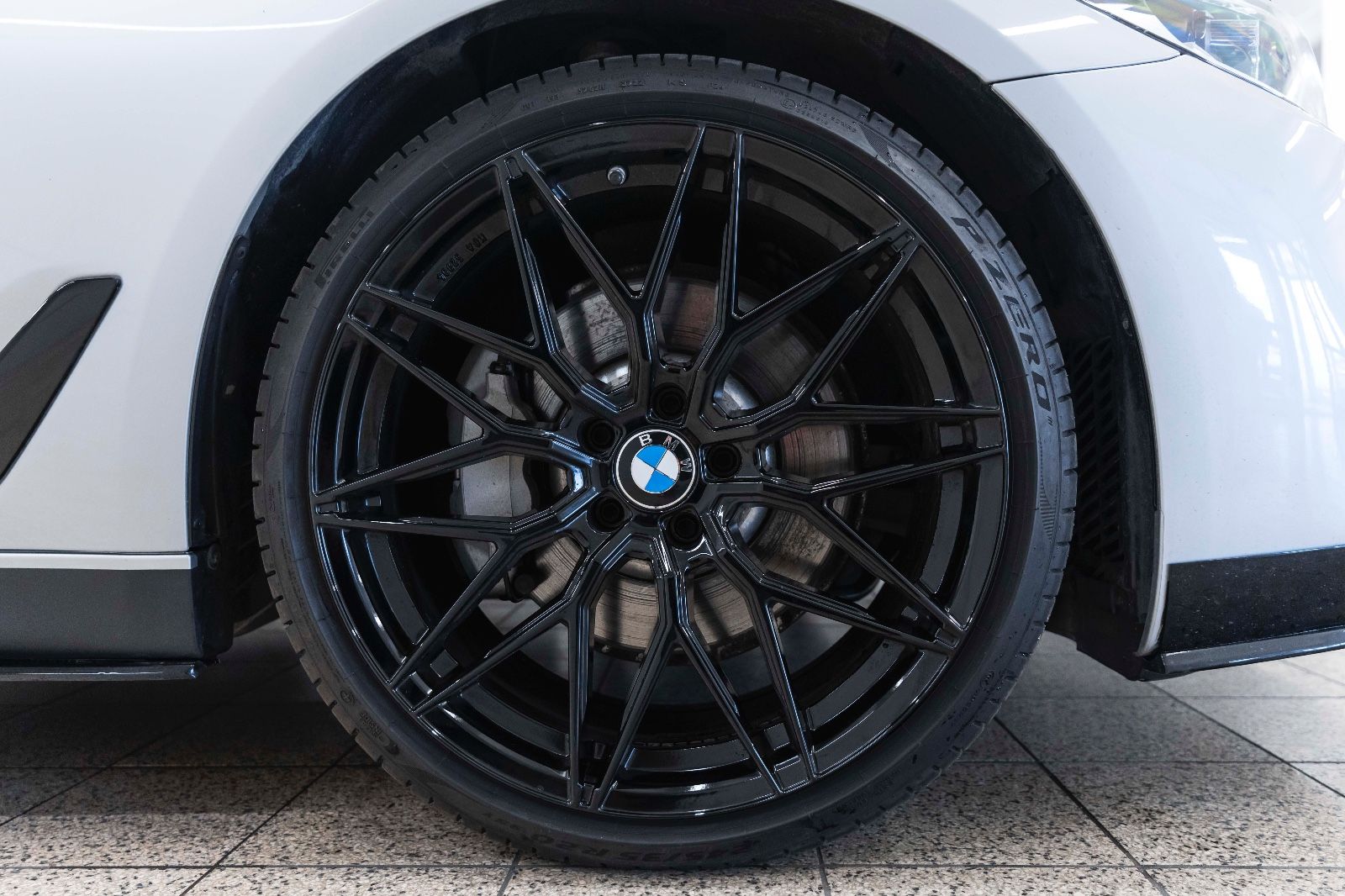 Fahrzeugabbildung BMW 530i xDrive M-Performance HUD LED KAM TOTW NAV