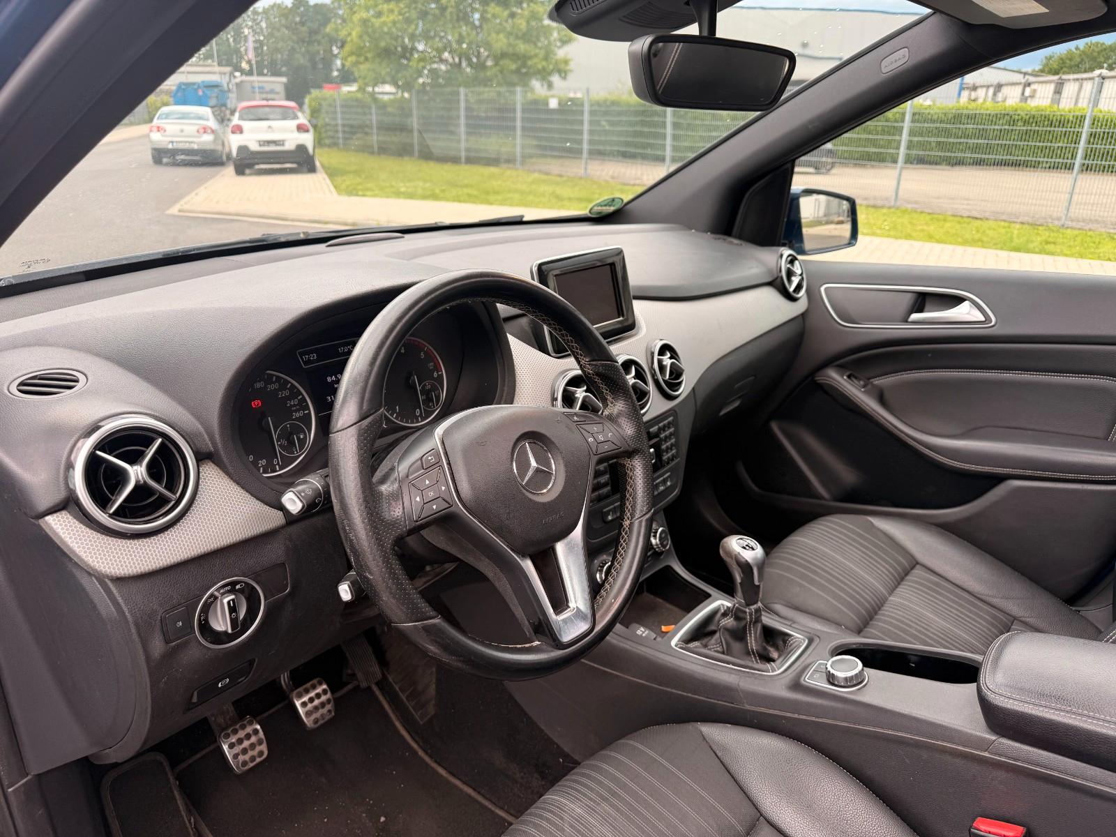 Mercedes-Benz B180 2011 — photo 10