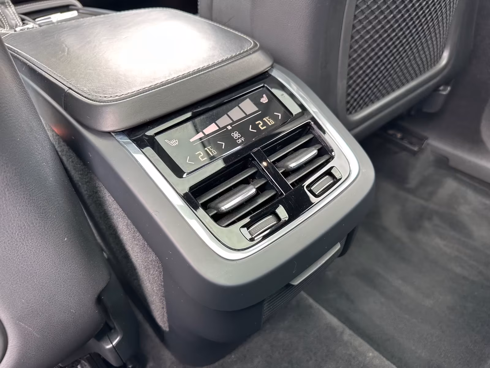 Volvo XC90 R-Design AWD KEY Stand AHK Pano ACC Luft