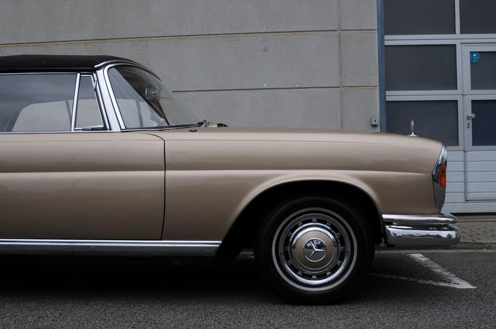 Mercedes-Benz 220