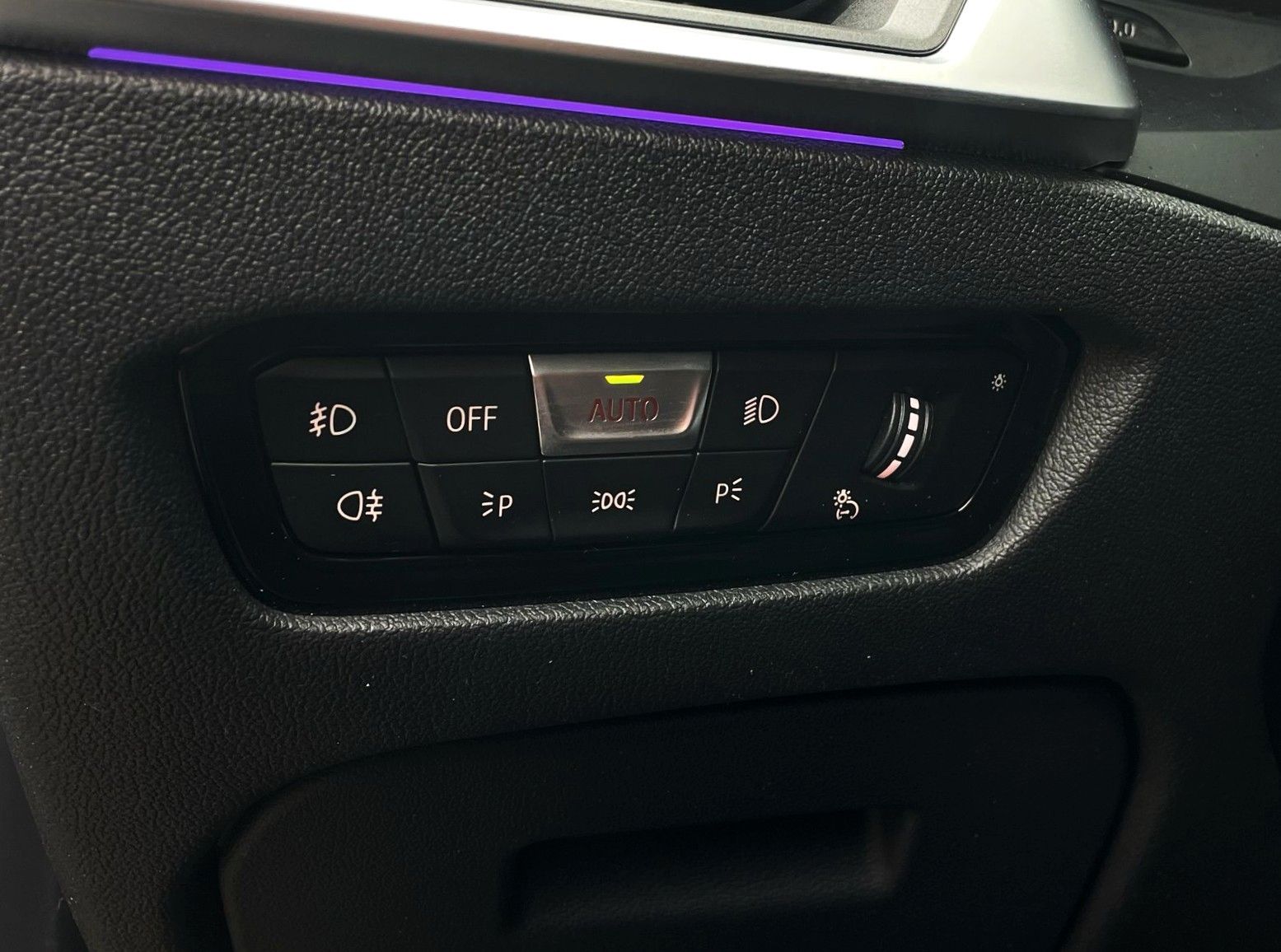 Fahrzeugabbildung BMW 320d M SPORT SAG tLEDER NAVI HiFi LIVE COCPIT+
