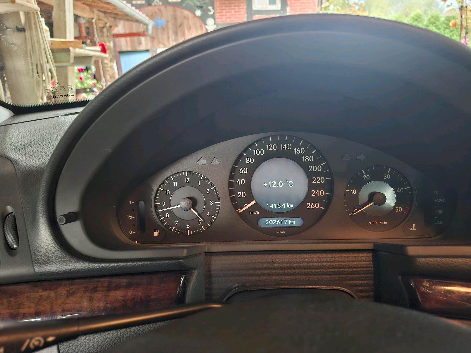 Mercedes-Benz E220 2004 — photo 14