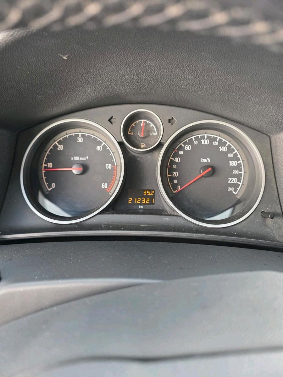 Opel Astra 2009 — photo 8