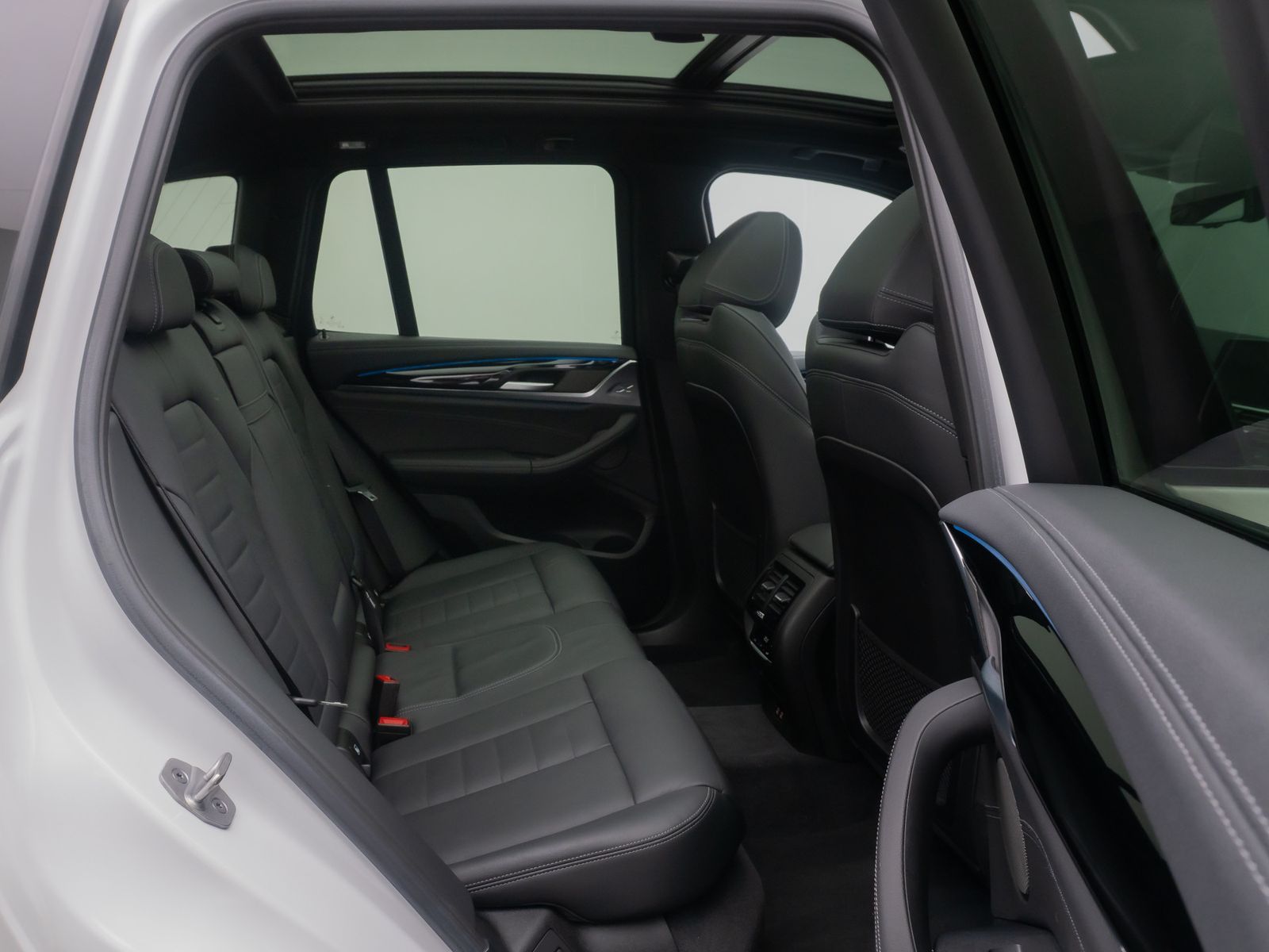 Fahrzeugabbildung BMW iX3 IMPRESSIVE AKH Alarm 360°HUD DAB Panoram 20"