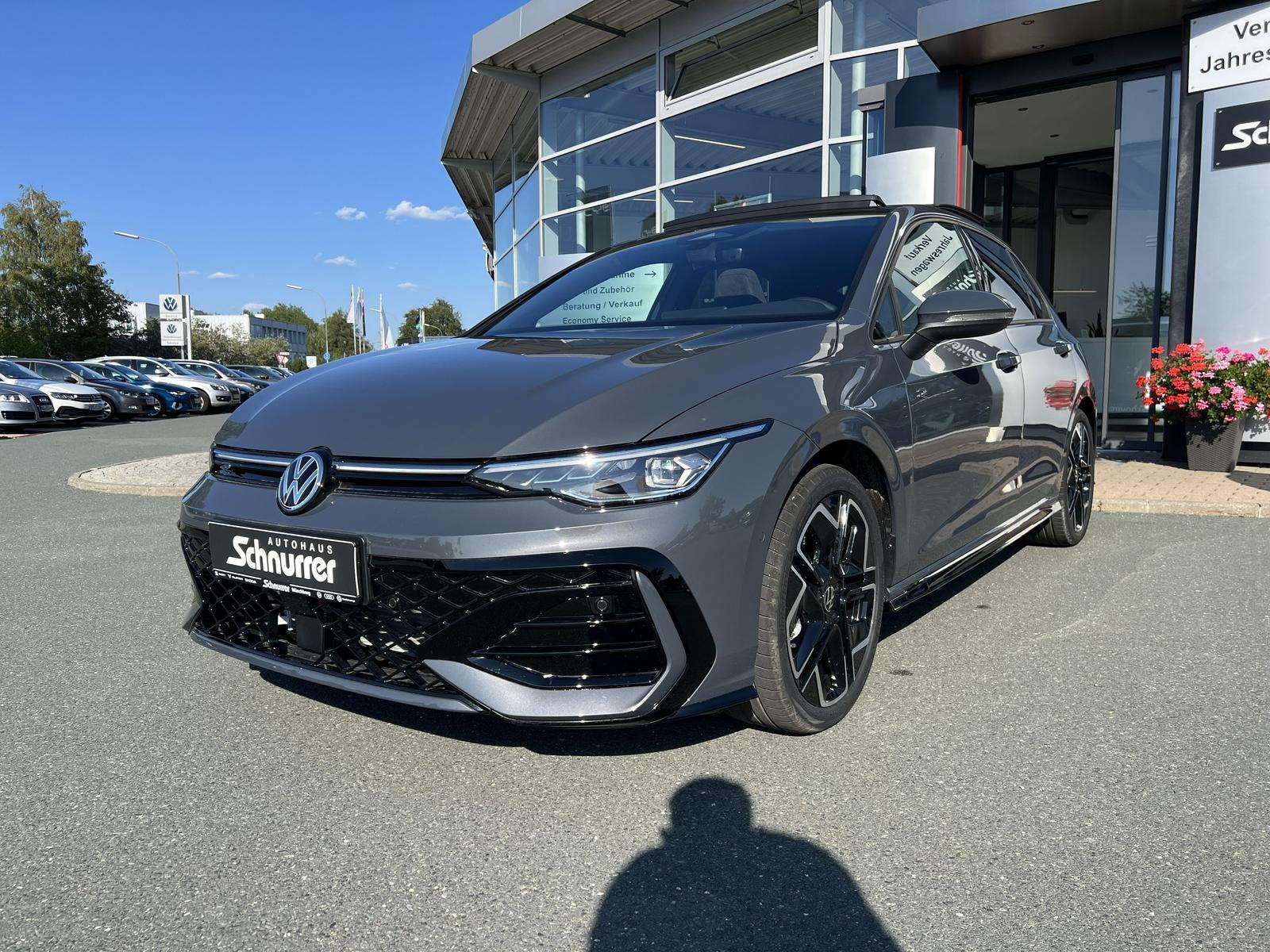 Volkswagen Golf 1.5 eTSI DSG R-Line + 18" + Pano + SHZ
