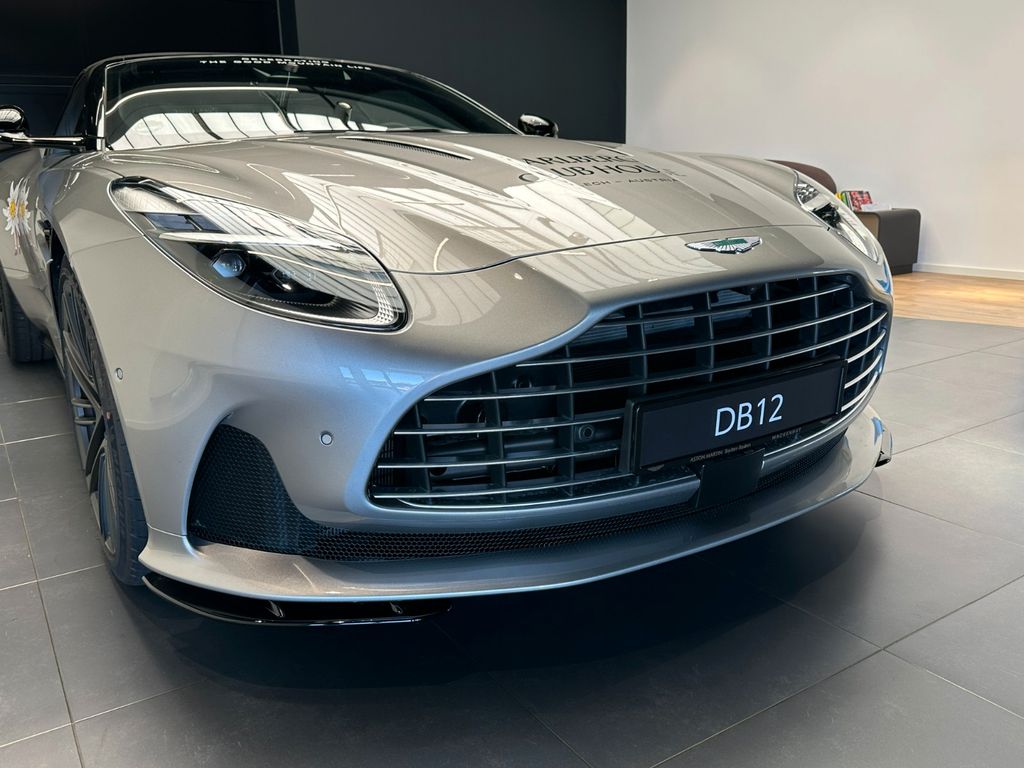 Aston Martin DB12 — fotografia 2