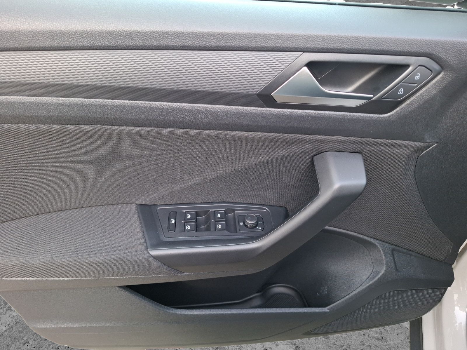 Fahrzeugabbildung Volkswagen T-Roc TSI LED AID Park-Assist SH