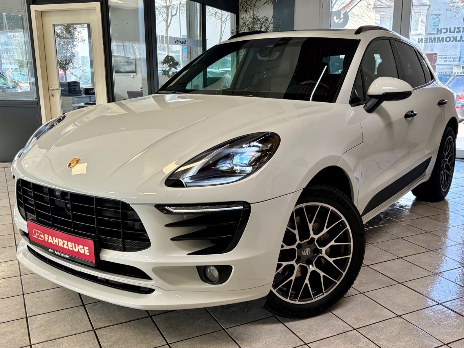 PORSCHE Macan