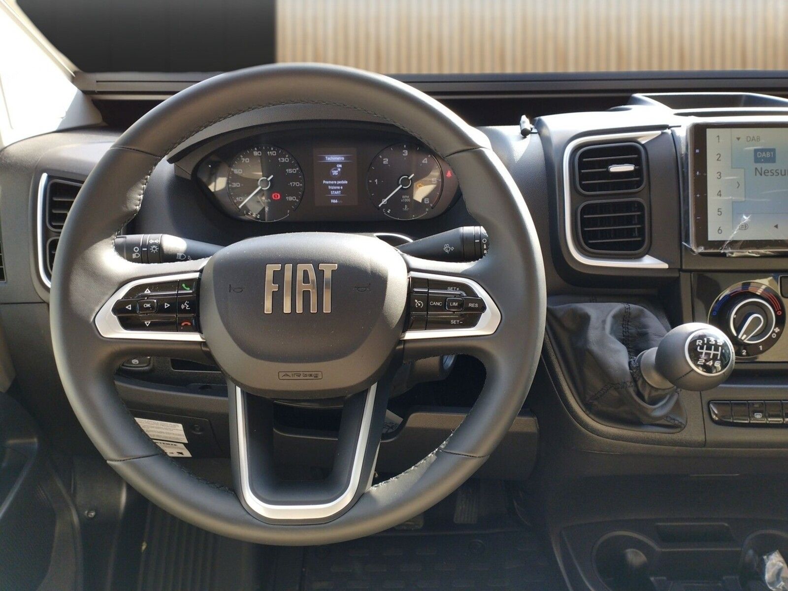 Fahrzeugabbildung Eura Mobil Van V 635 HB RFK, Captain-Chair-Sitze, Skyroof