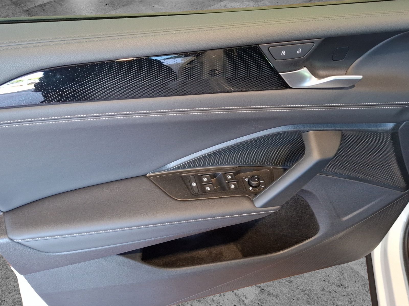 Fahrzeugabbildung Volkswagen Tiguan eTSI Life DSG LED AHK Navi AID ACC RFK SH