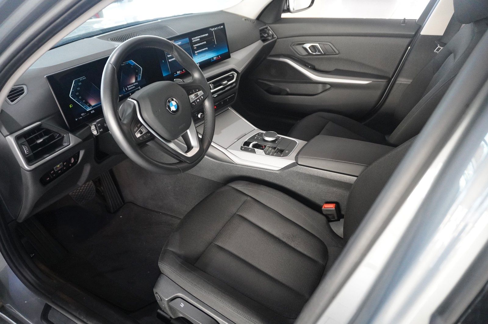 Fahrzeugabbildung BMW 320D TOURING X-DRIVE NAVI/LED/VIRTU./SHZ/DAB+