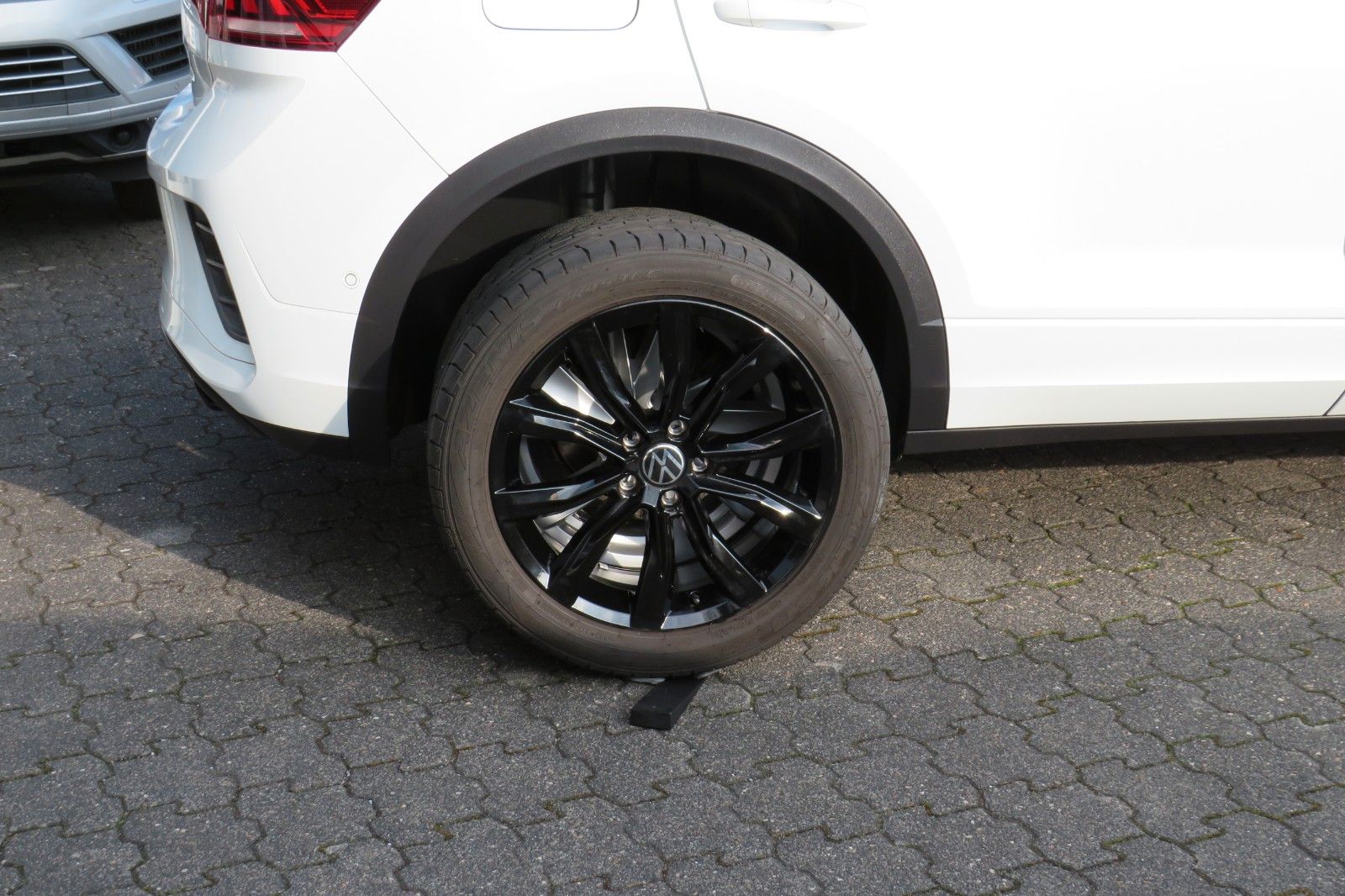 Fahrzeugabbildung Volkswagen T-Roc R-LINE AHK DCC ACC NAVI KAMERA 8-FACH 1.H