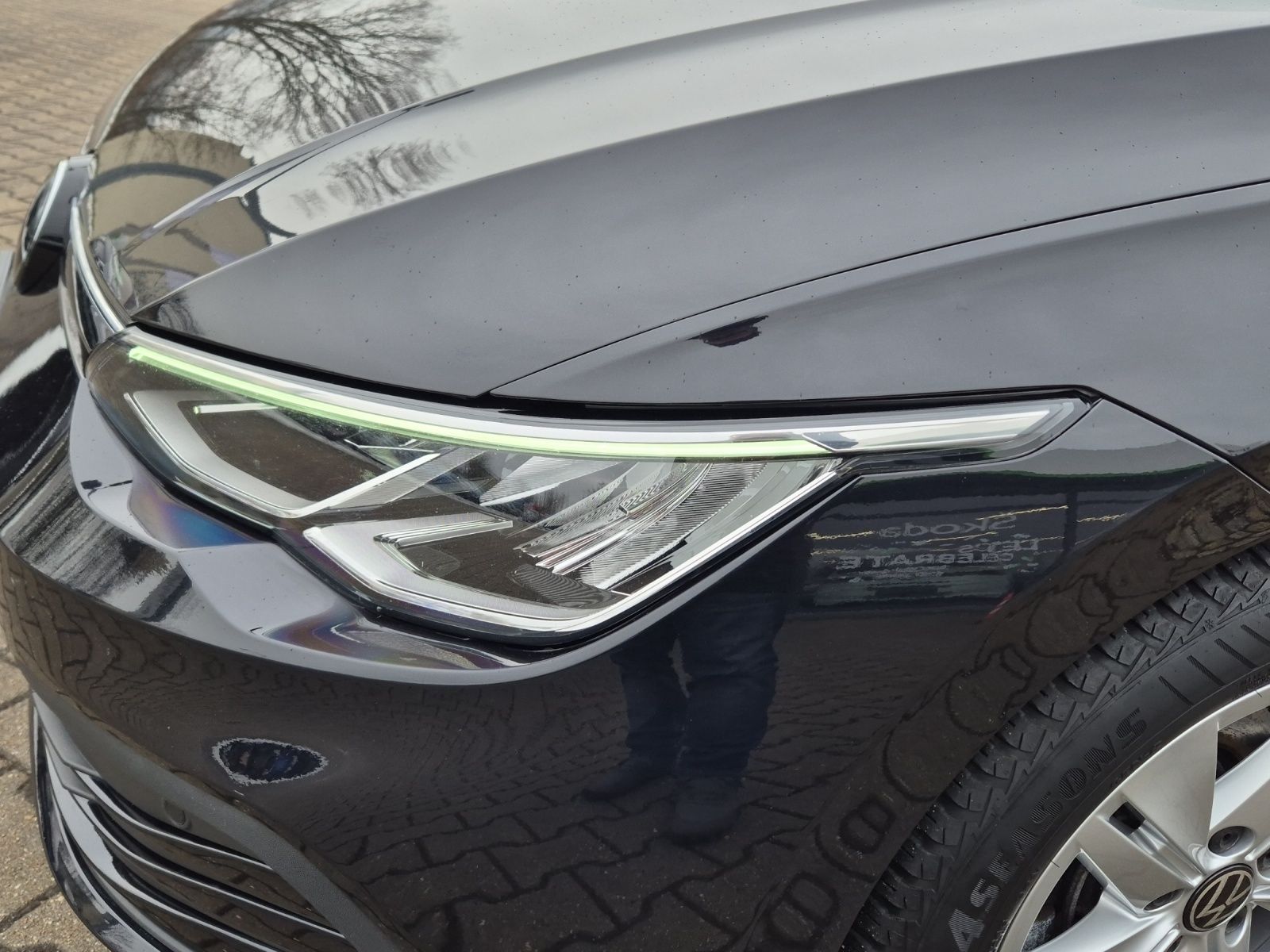 Fahrzeugabbildung Volkswagen Golf VIII Variant Life DSG LED AHK Navi AID ACC