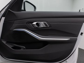 Fahrzeugabbildung BMW 320d xD SportLine HUD DAB 360°Stop&Go Alarm AHK