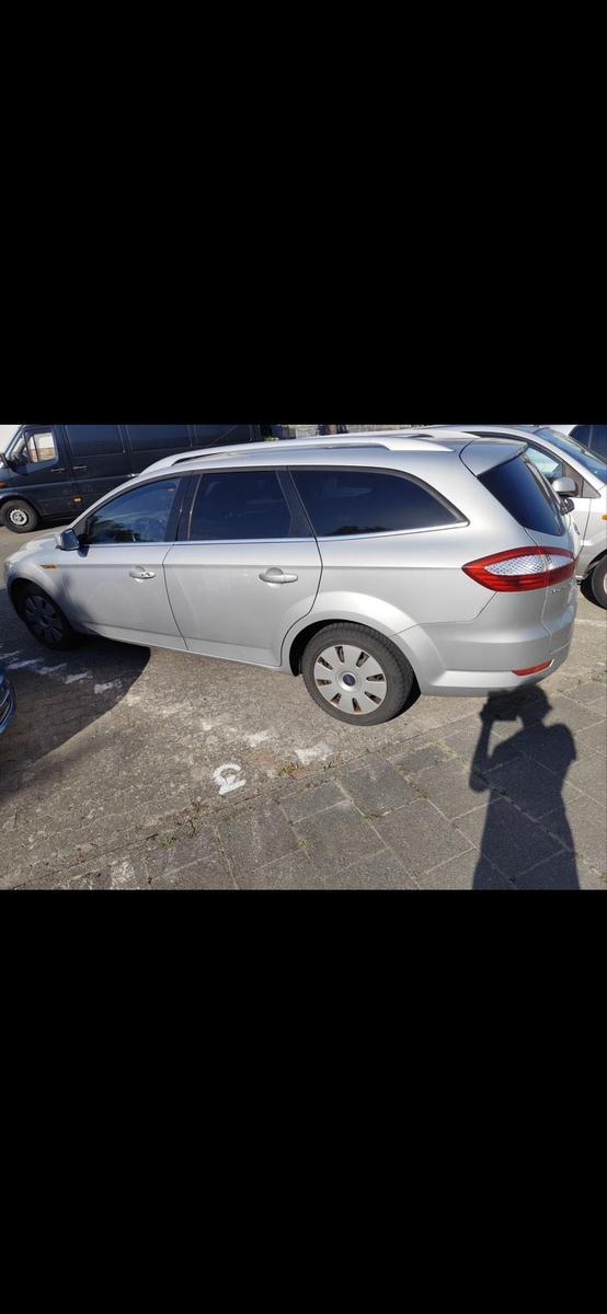 Ford Mondeo 2010 — rear view