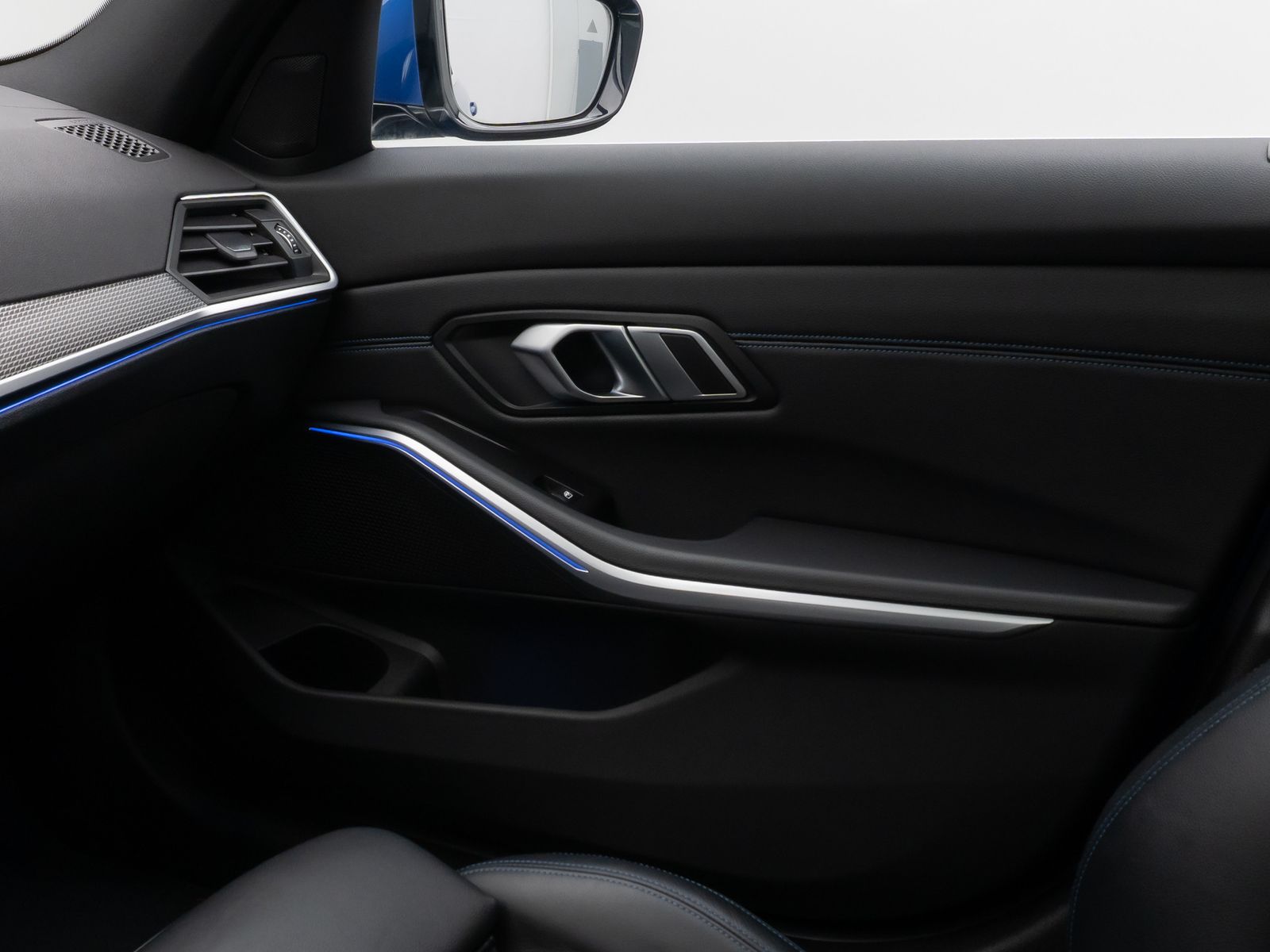 Fahrzeugabbildung BMW 320i M Sport Panorama Kamera HUD DAB HiFi Laser