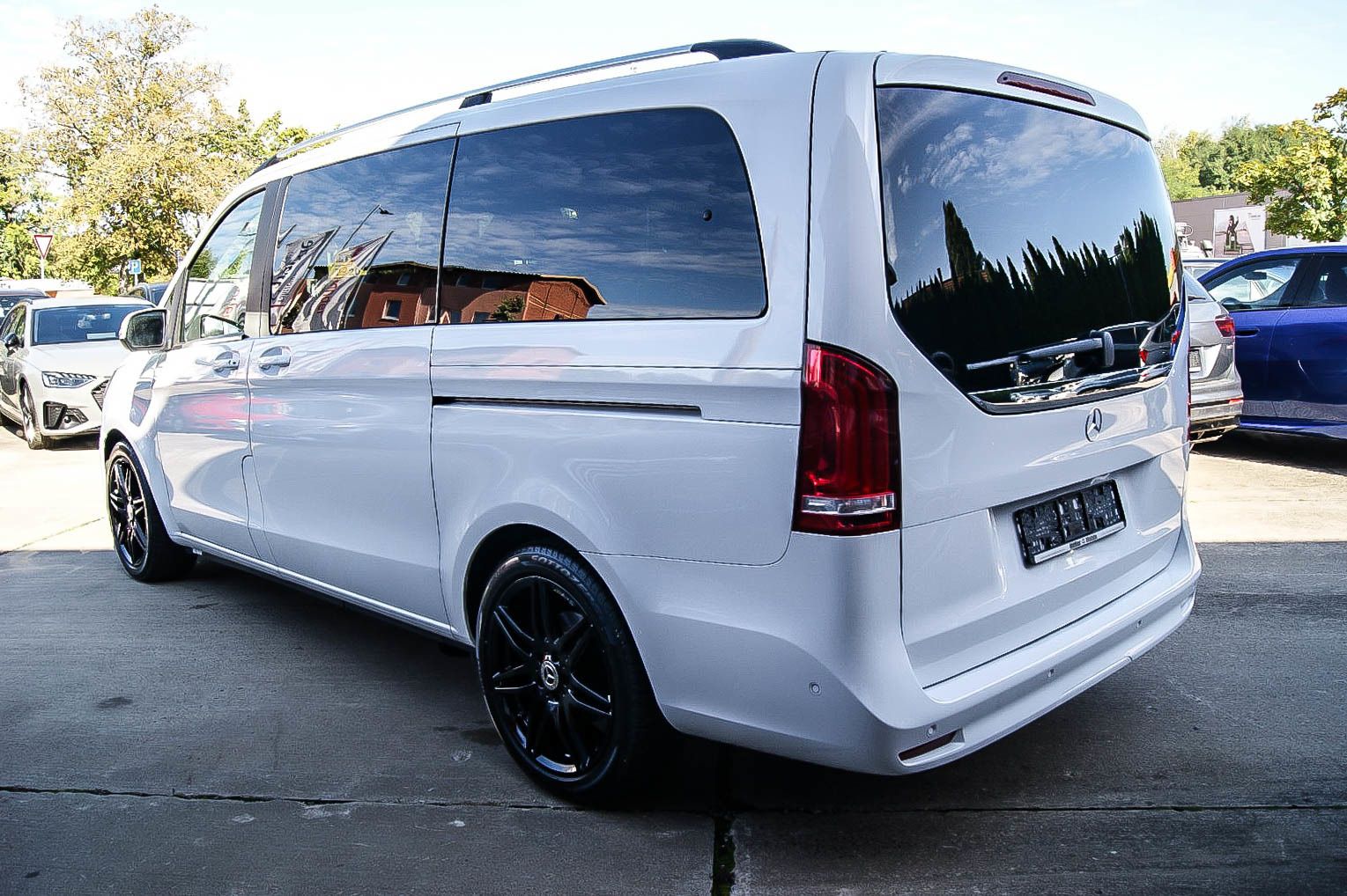 Fahrzeugabbildung Mercedes-Benz V 250 d EDITION AMG MBUX 7-SITZE IQ-LED KAMERA