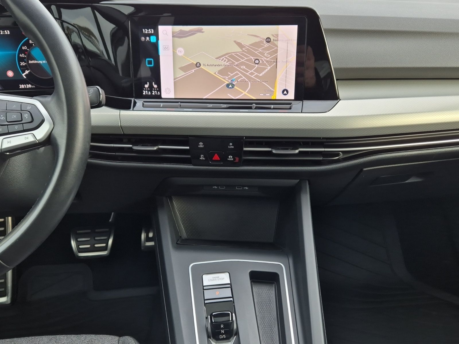 Fahrzeugabbildung Volkswagen Golf VIII MOVE LED ACC AHK PANO HuD AID NAVI