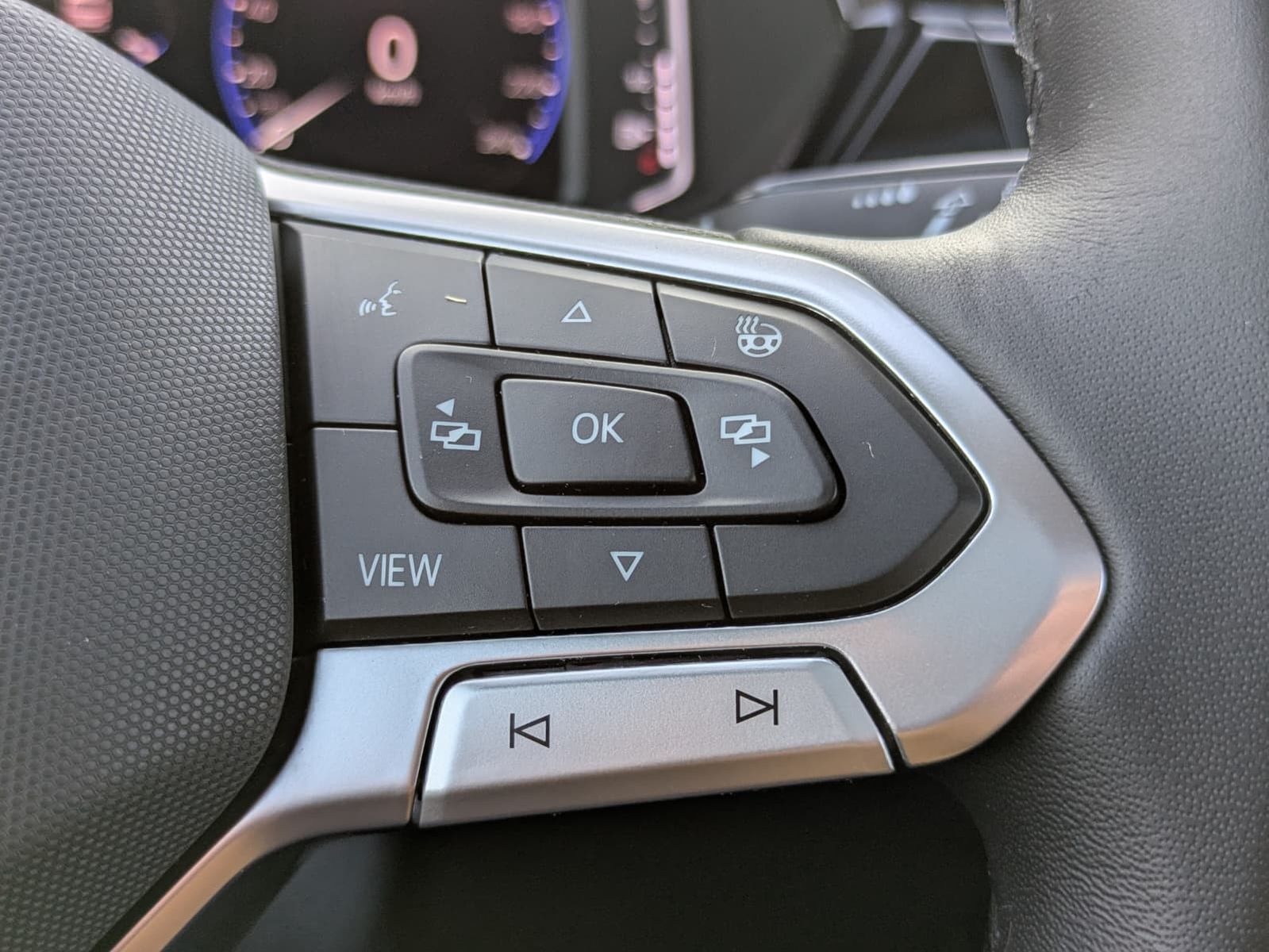 Fahrzeugabbildung Volkswagen Touran 2.0 DSG R-Line High. Pano 7-Si IQ.Dri AHK