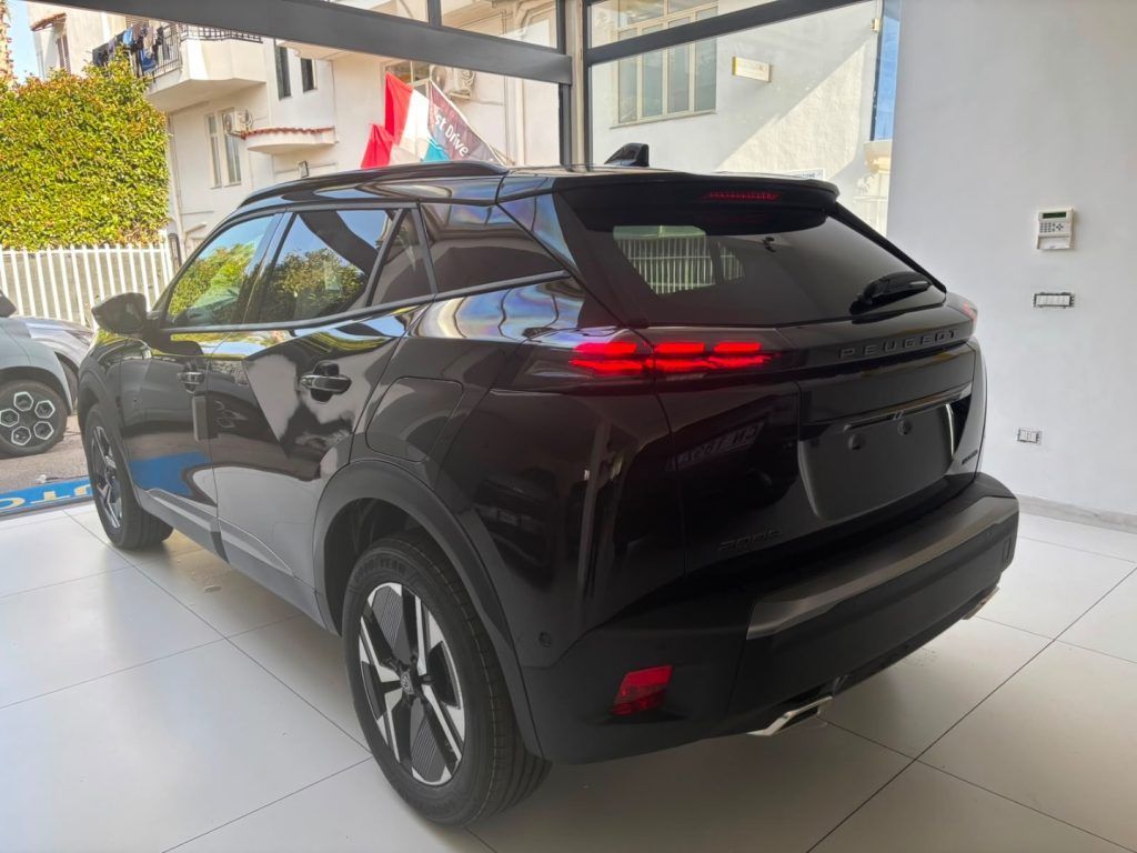 Peugeot 2008 Hybrid 145 e-DCS6 GT imagem 3