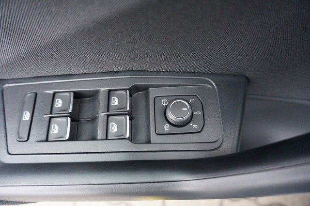 Fahrzeugabbildung Volkswagen T-Roc TSI Style LED AHK Navi ACC RFK SH LM