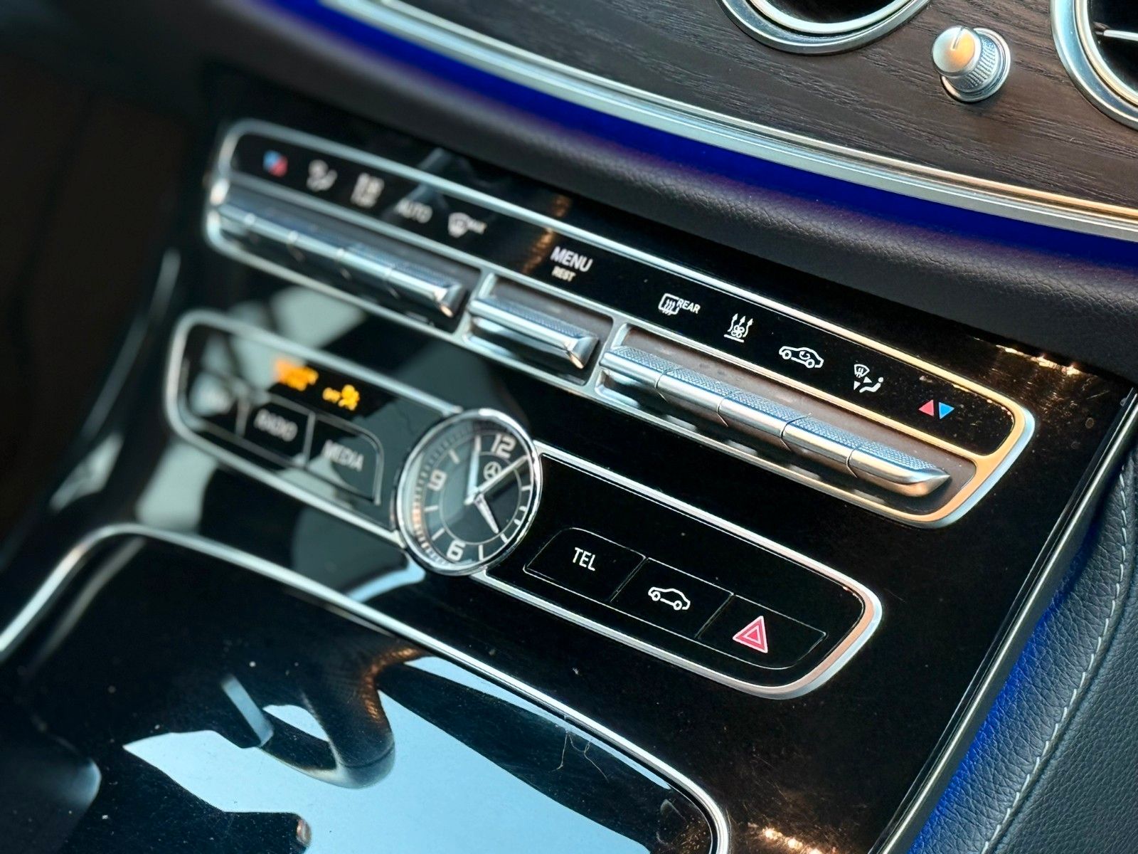 Fahrzeugabbildung Mercedes-Benz E 300 de T AMG+DISTRONIC+LENKASSI+360°+AHK+AMBIE