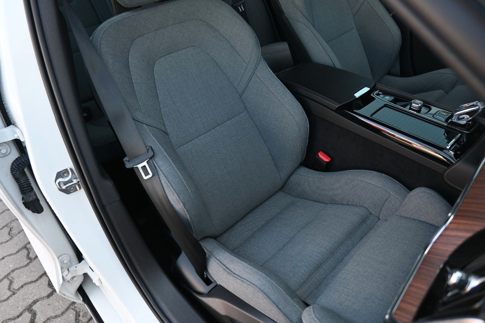 Fahrzeugabbildung Volvo V60 T6 Inscription PHEV AWD *Pano*RFK*LED*