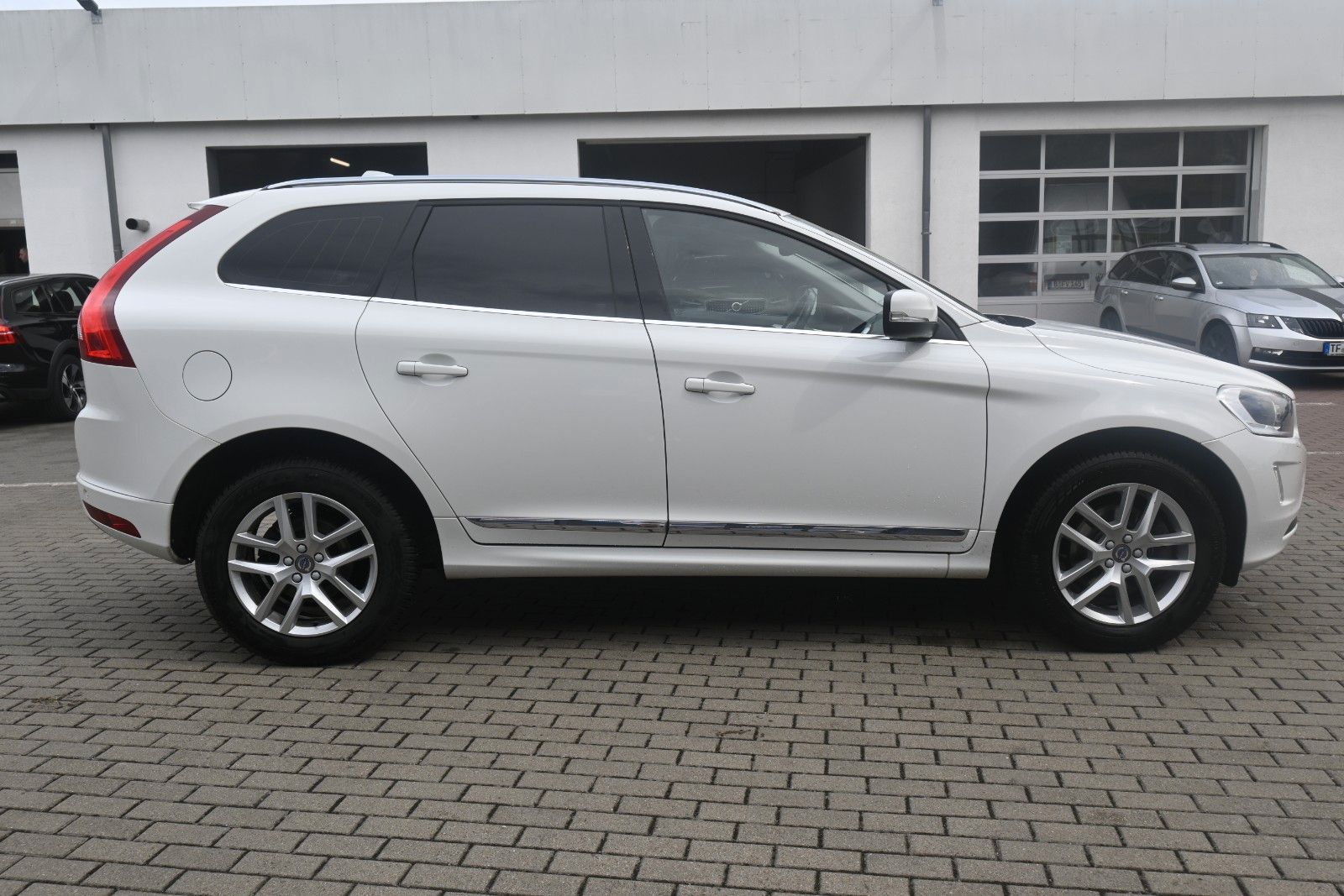 Fahrzeugabbildung Volvo XC60 D3 Autom. FWD Summum*Bi-Xenon*RFK*BLIS