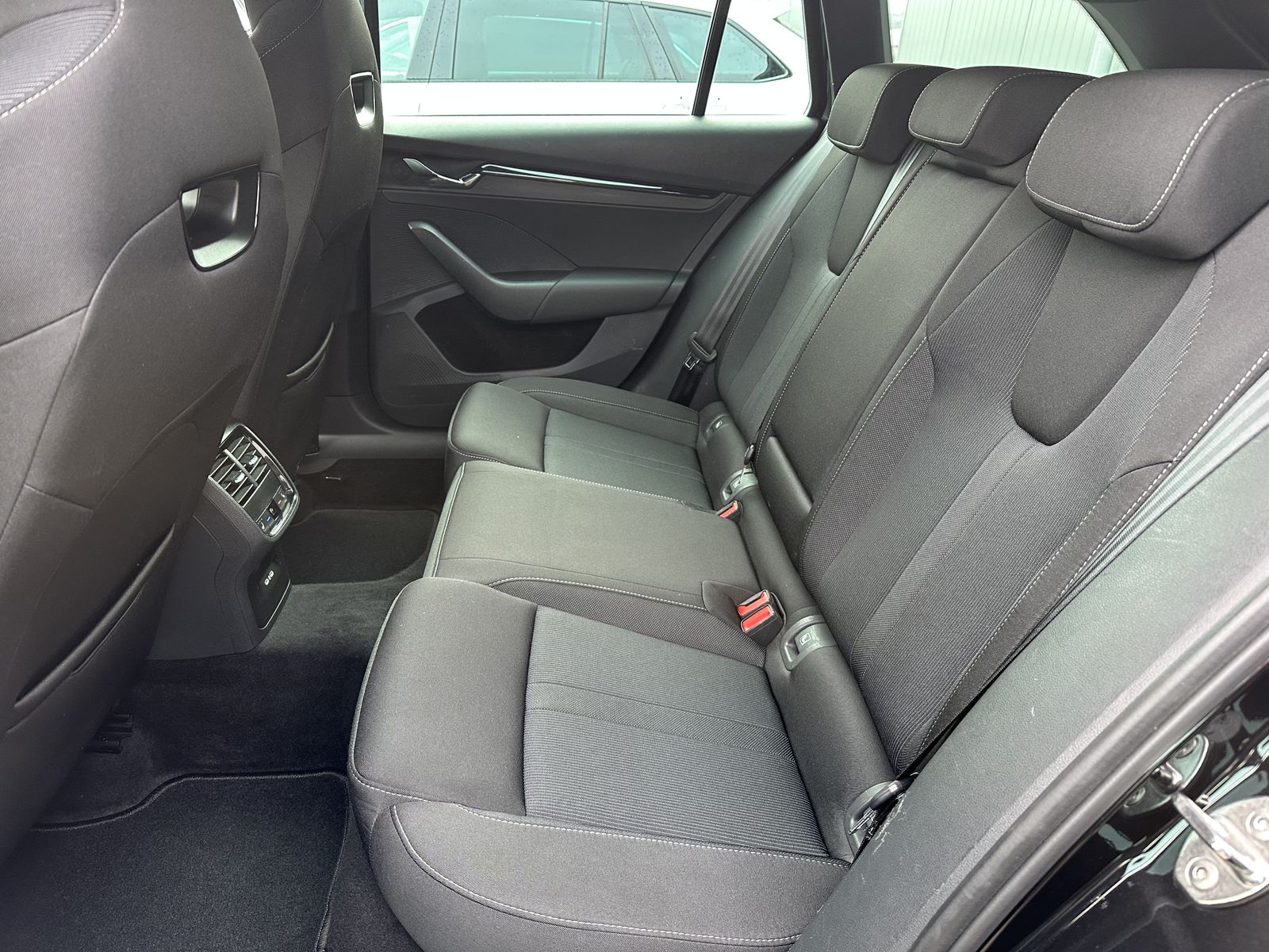 Fahrzeugabbildung SKODA Octavia Combi 2.0 DSG Sportline NAV+LED+VCOCK+PP