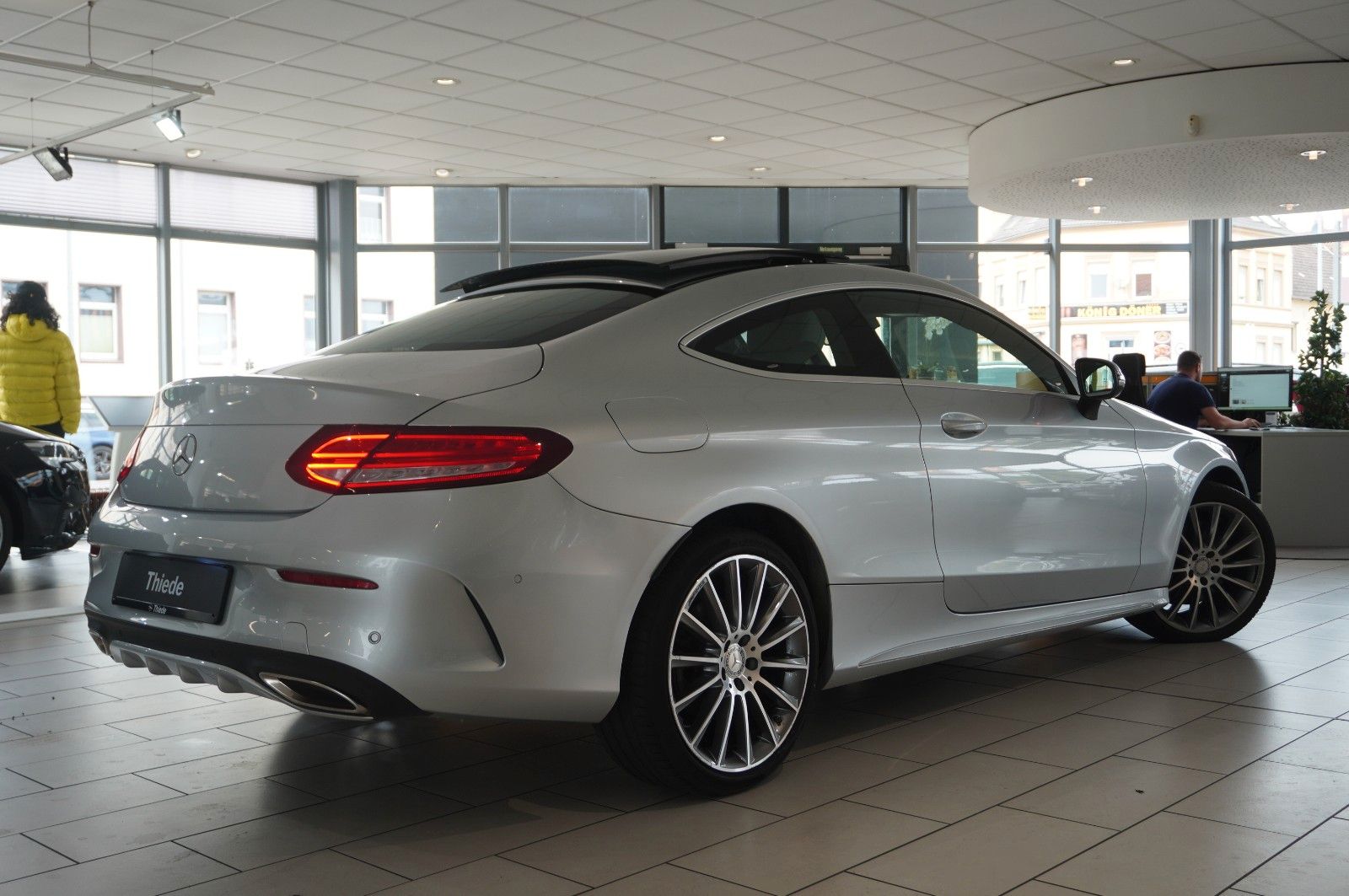 Fahrzeugabbildung Mercedes-Benz C 300 COUPE AMG LINE NAVI/LED/PANO./KAMERA/SPORT