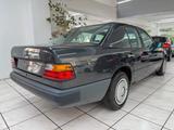Mercedes-Benz 230E (W124)*E-Fenster*Schiebedach*H-Zulassung* - schwarze Mercedes-Benz 230
