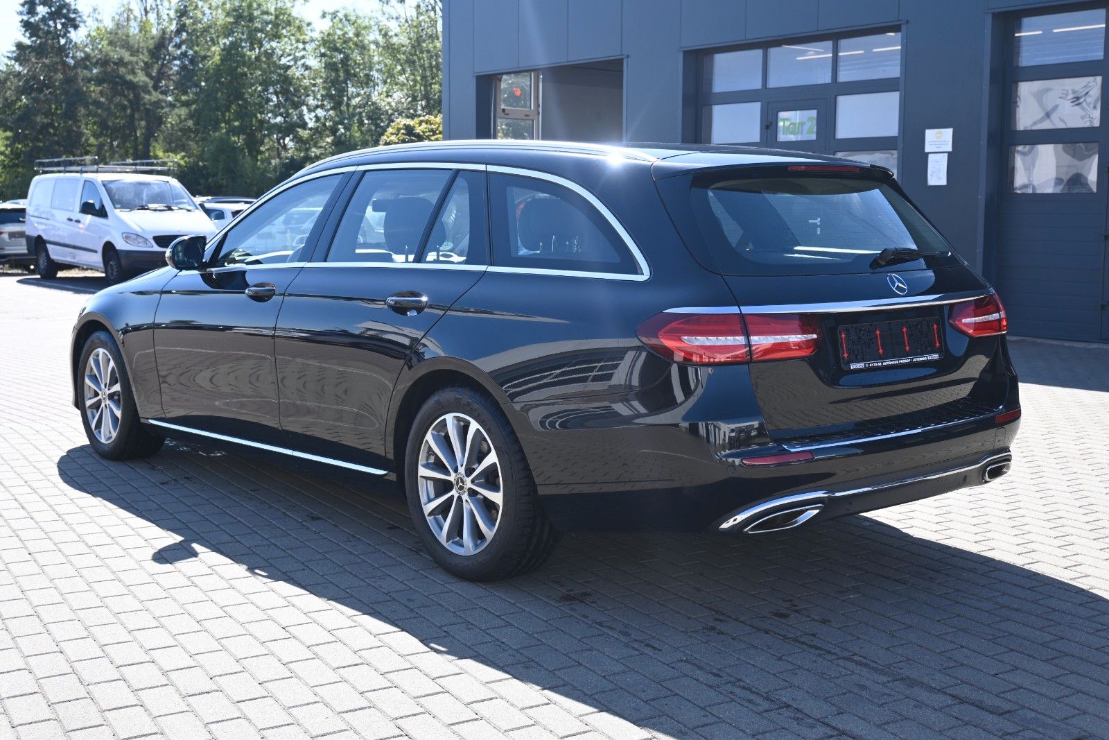 Fahrzeugabbildung Mercedes-Benz E 200 Autom. T-Modell 4Matic*RFK*LED*BLIS*