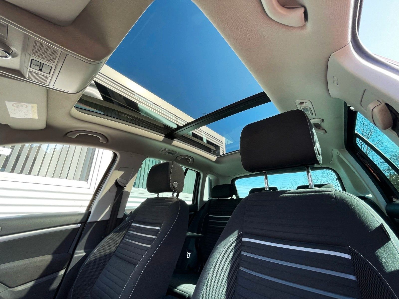 Fahrzeugabbildung Volkswagen TIGUAN 2.0TDI CUP DSG 4M NAVI DYNAUDIO CAM PANO.