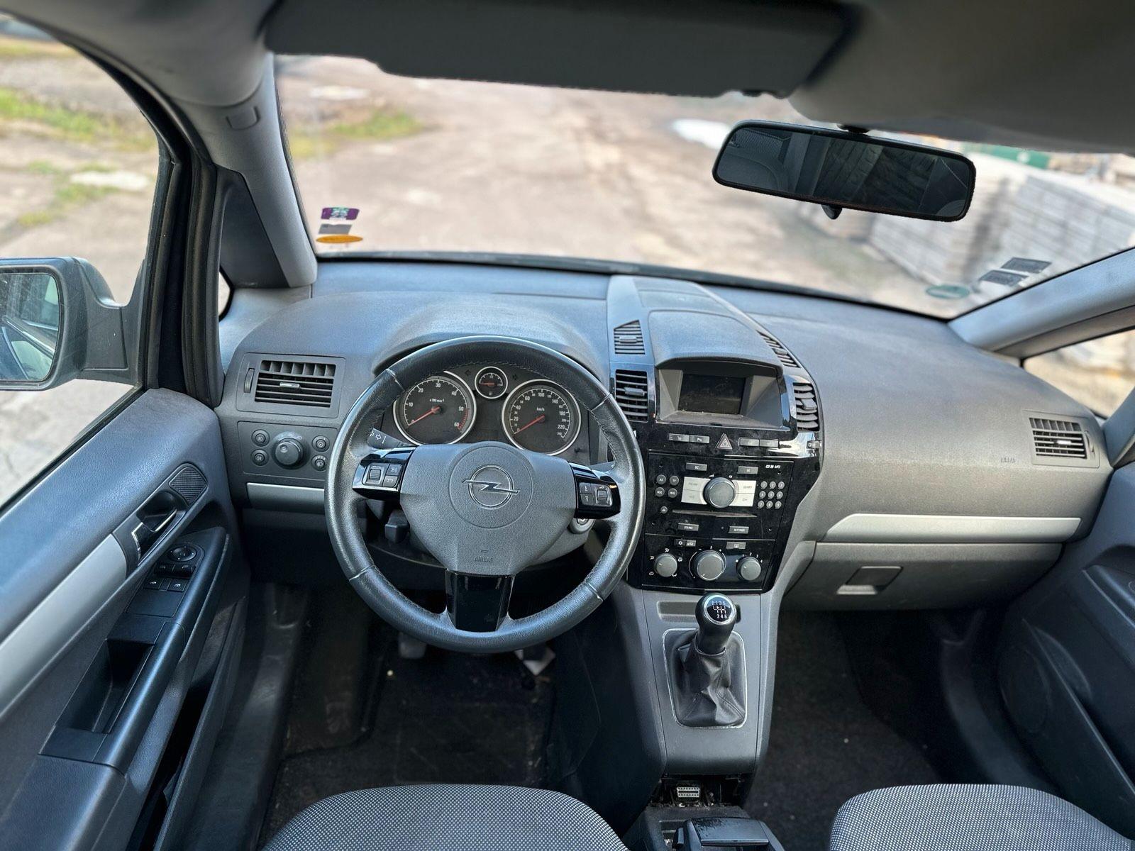 Opel Zafira 2011 — photo 10