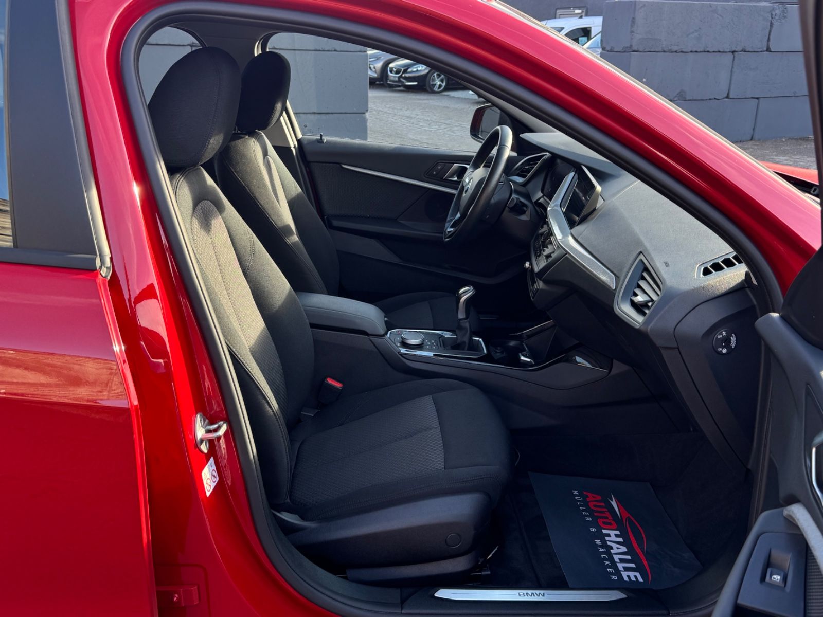 Fahrzeugabbildung BMW 118i F40 Advantage LCProf Navi Temp PDC LED DAB