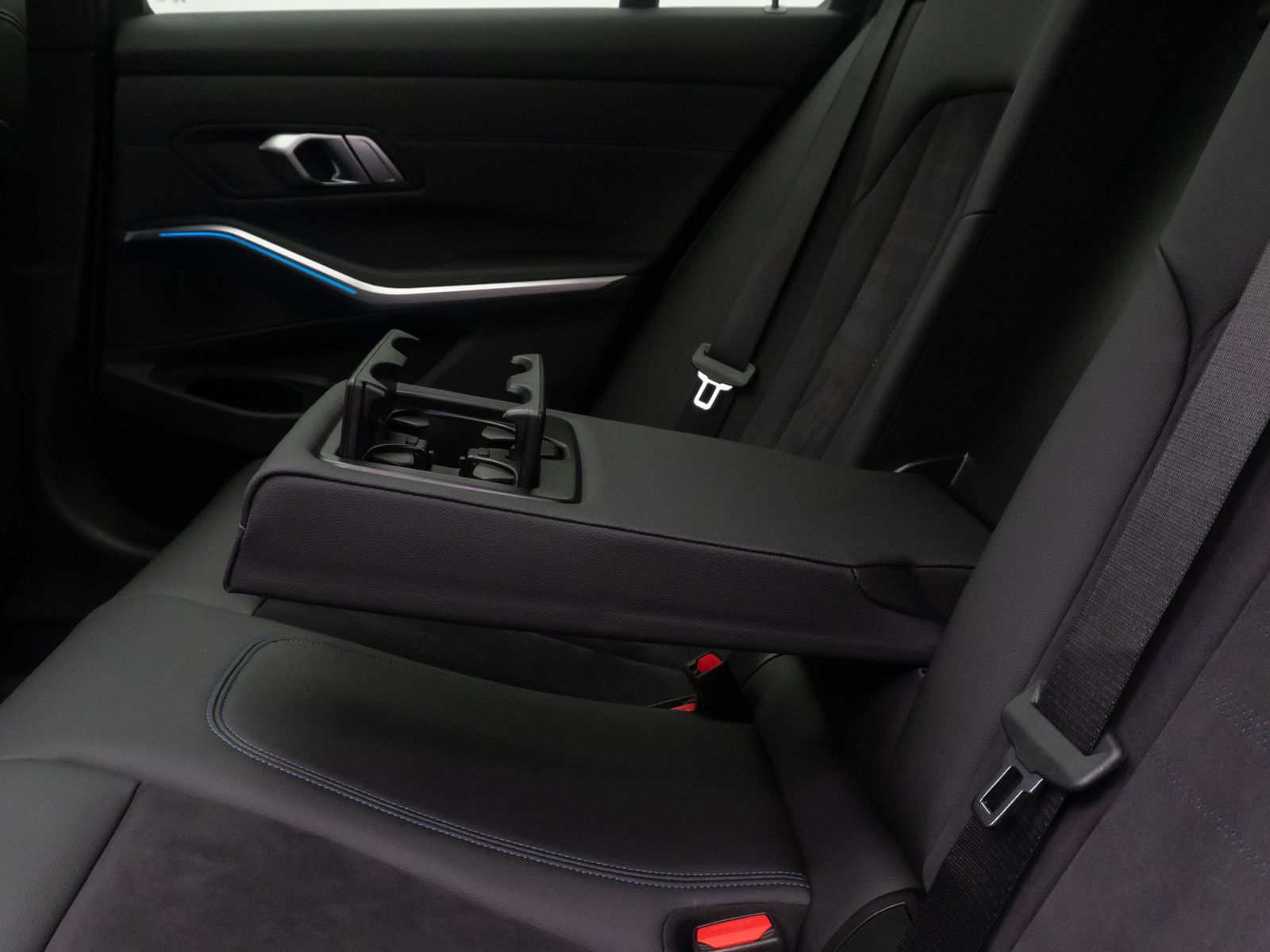 Fahrzeugabbildung BMW 330d xD M Sport DAB Kamera HUD Panorama HiFi 19"