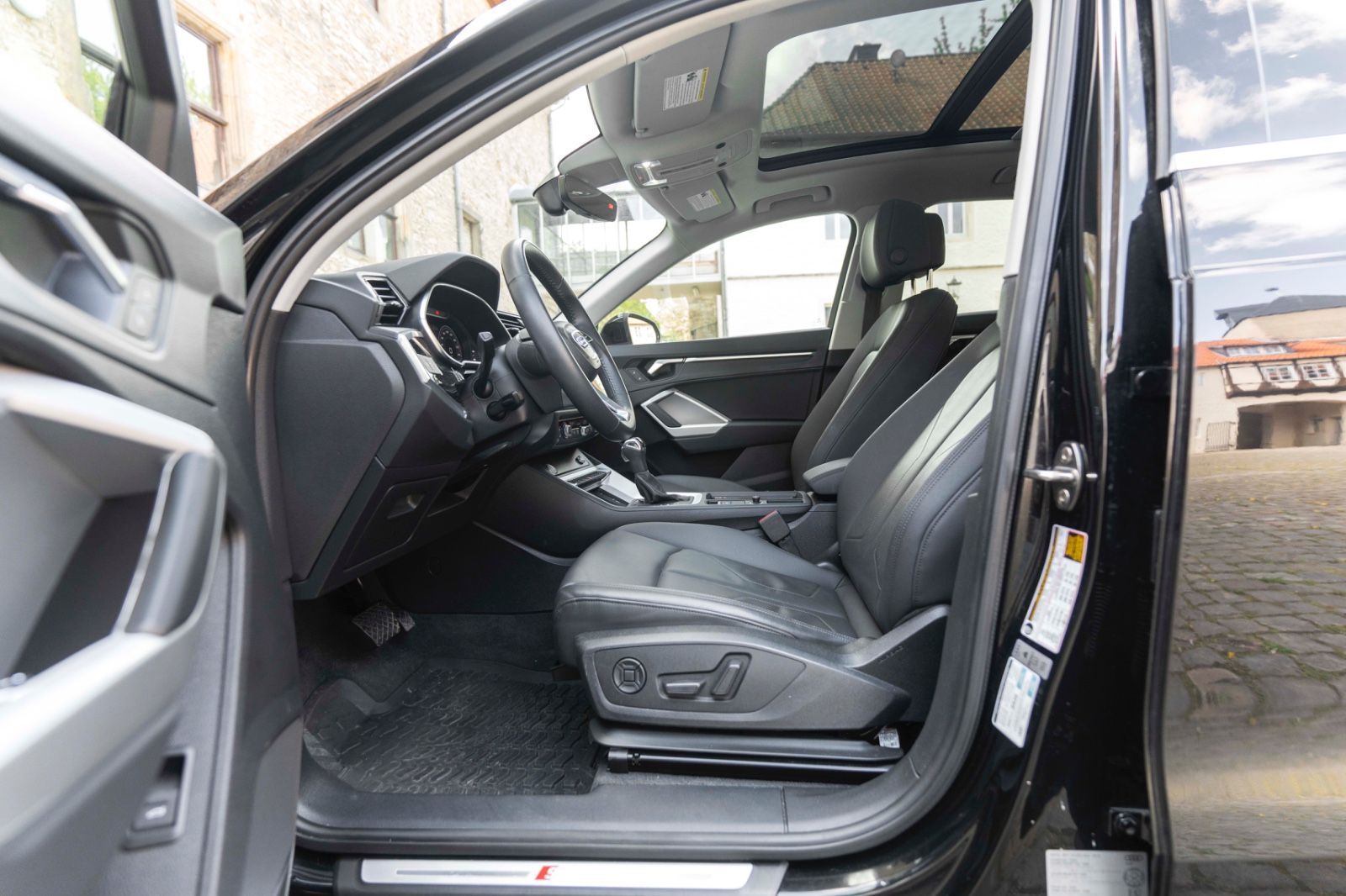 Fahrzeugabbildung Audi Q3 Quattro S-Line KAM NAV TOTW SPUR LED CARPLAY