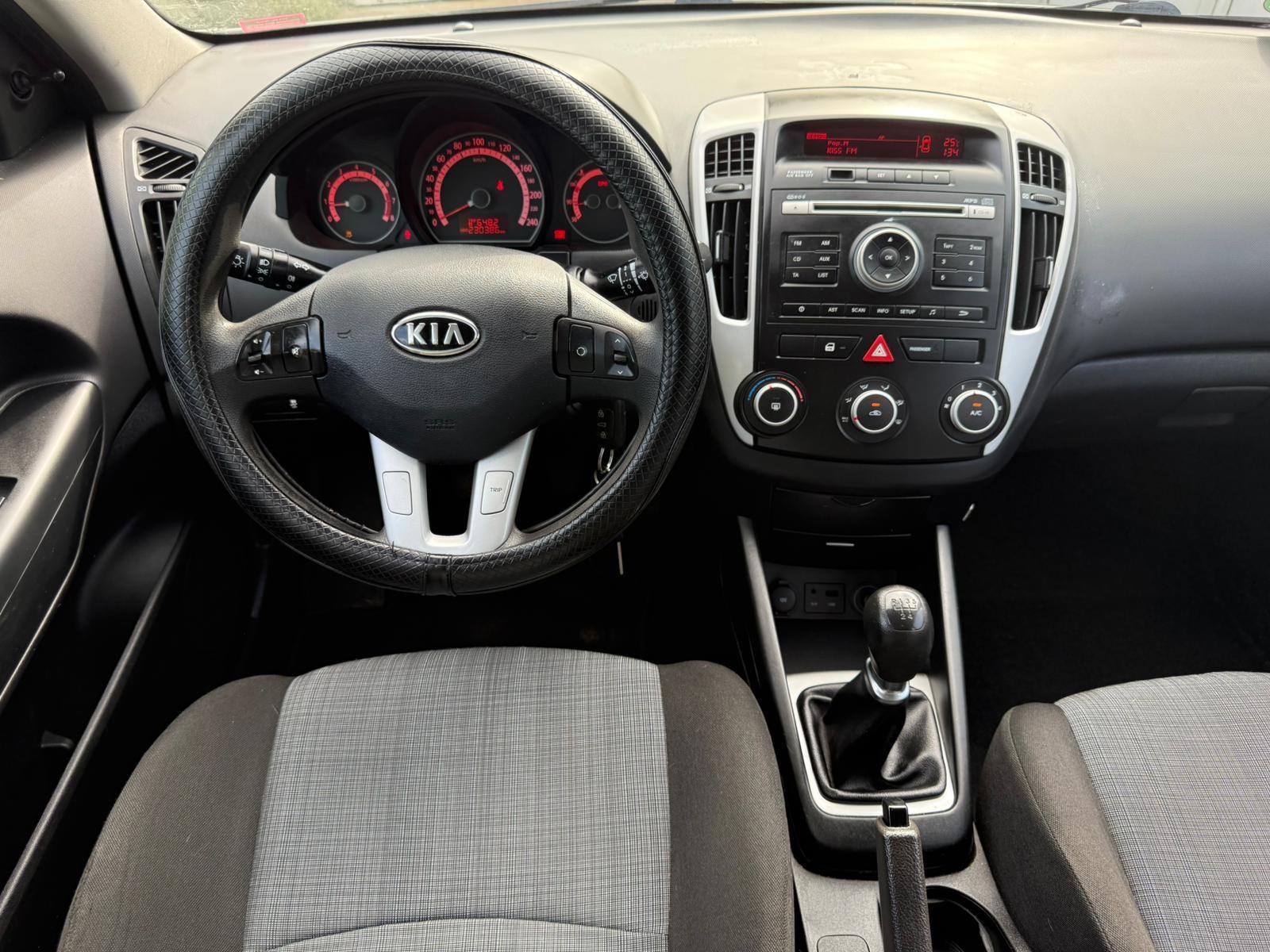 Kia cee'd 2011 — photo 12