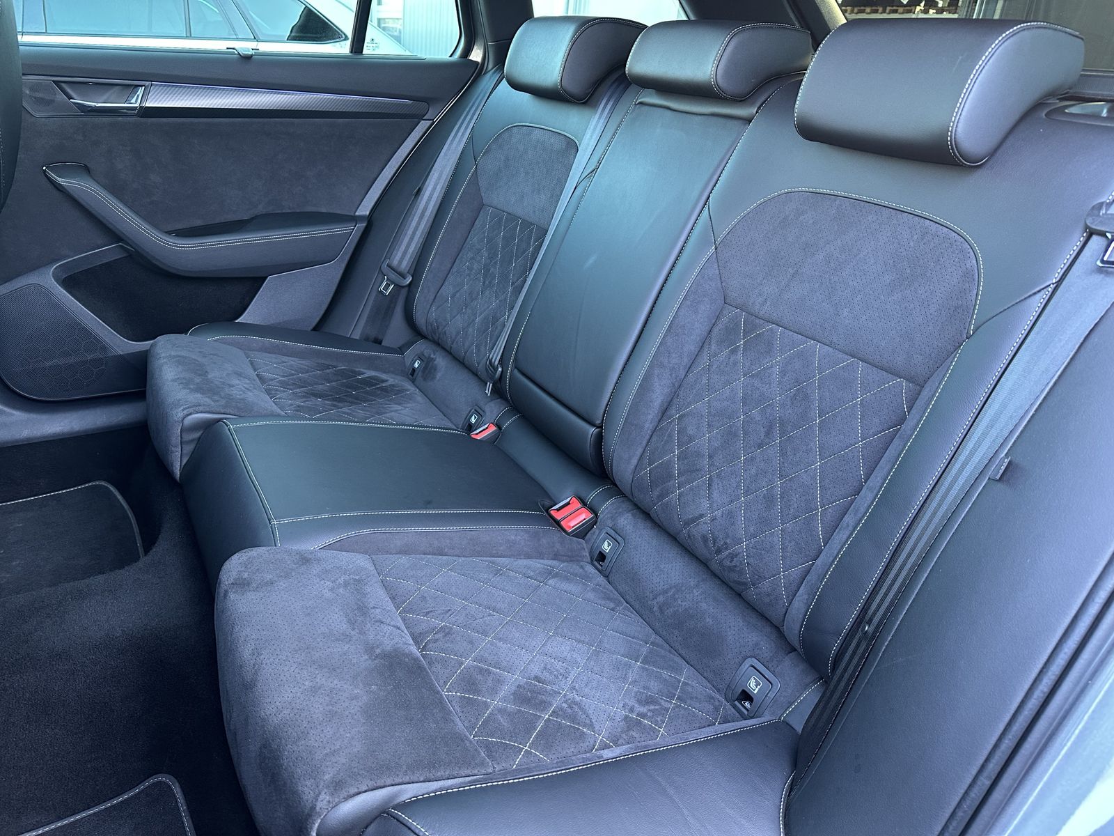 Fahrzeugabbildung SKODA Superb Combi Sportline iV NAV+LED+PANO+19ZO+360°