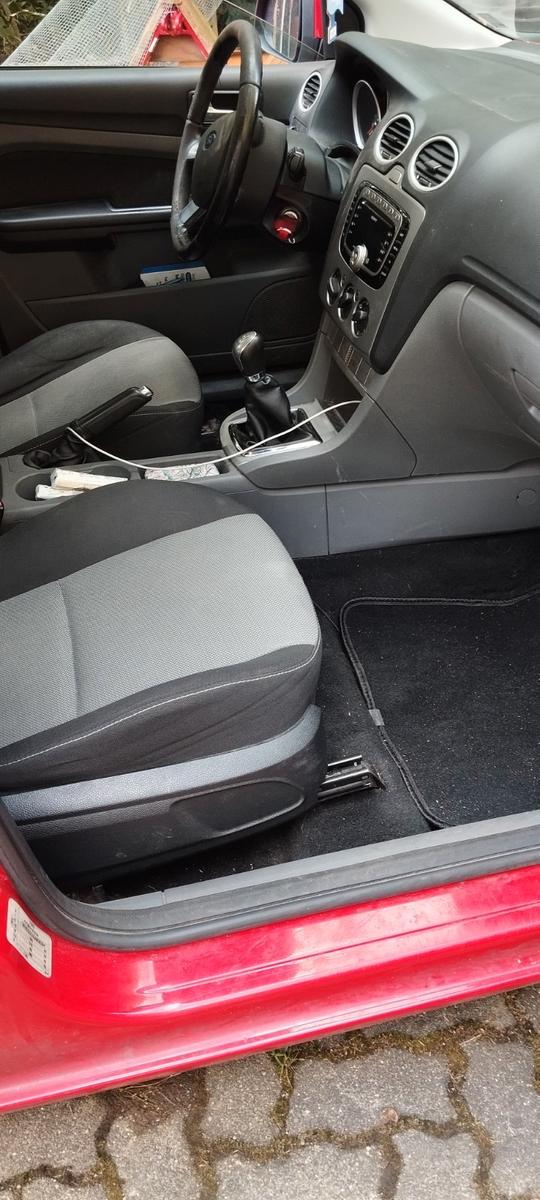 Ford Focus 2010 — photo 8