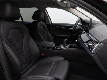 Fahrzeugabbildung BMW 520d xDr Tour AHK HUD HIFI ACC Komfortzug.