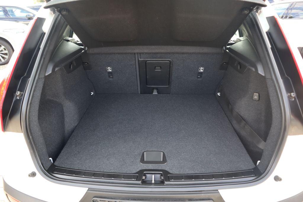 Volvo XC40 T3 Momentum Pro|NAVIGATION|R-CAM|PDC|