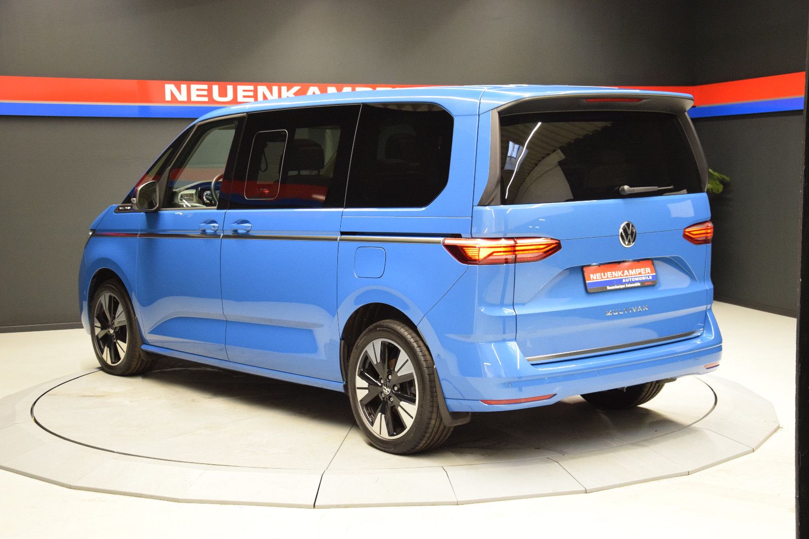 Fahrzeugabbildung Volkswagen T7 Multivan Style DSG Pano vis-a-vis Matrix AHK