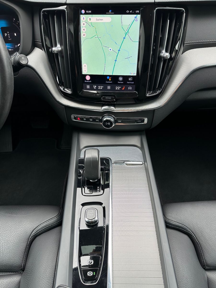 Fahrzeugabbildung Volvo XC60 B5 B AWD Ultimate Dark LED+PANO+AHK+STHZ