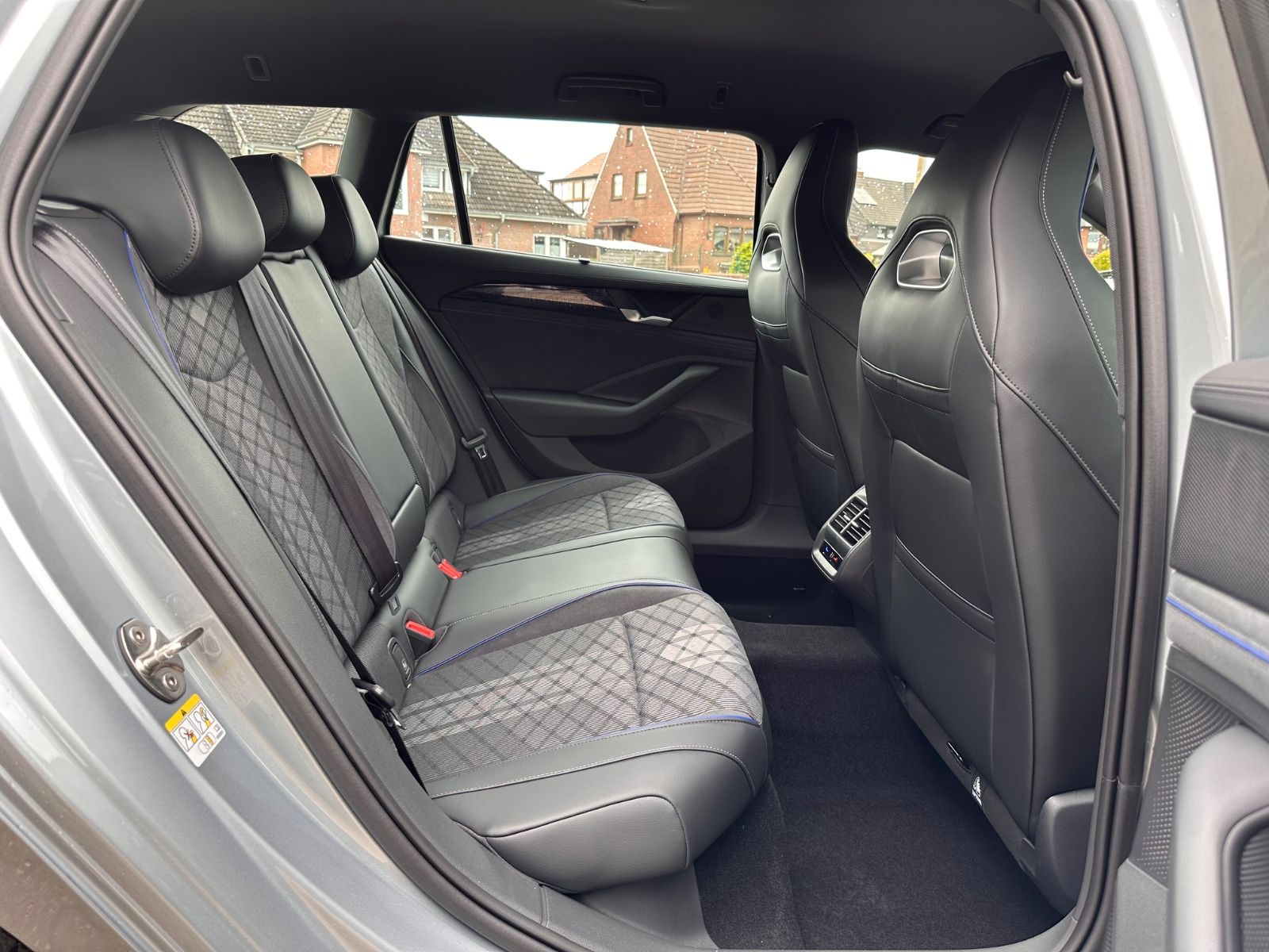 Fahrzeugabbildung Volkswagen Passat Variant 2.0 TDI 4M R-Line Matrix/AHK/Navi