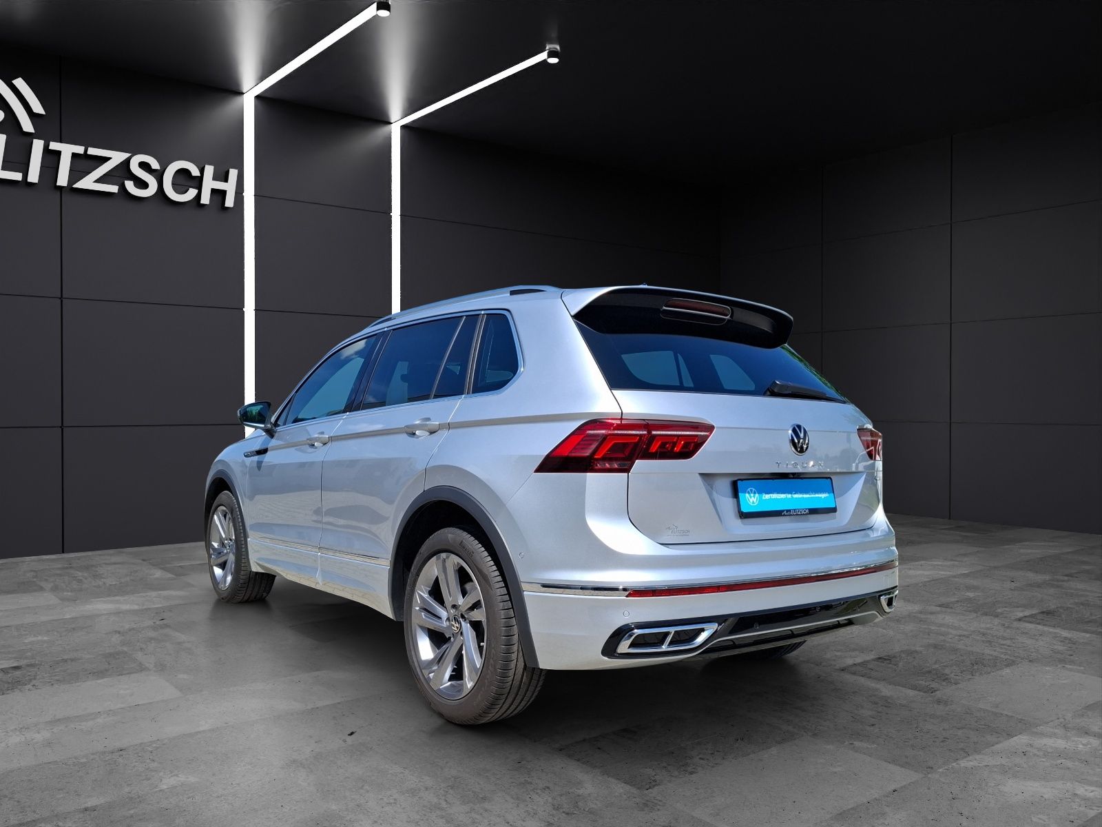 Fahrzeugabbildung Volkswagen Tiguan TSI R-Line DSG 4M STH Matrix AHK Navi Pan